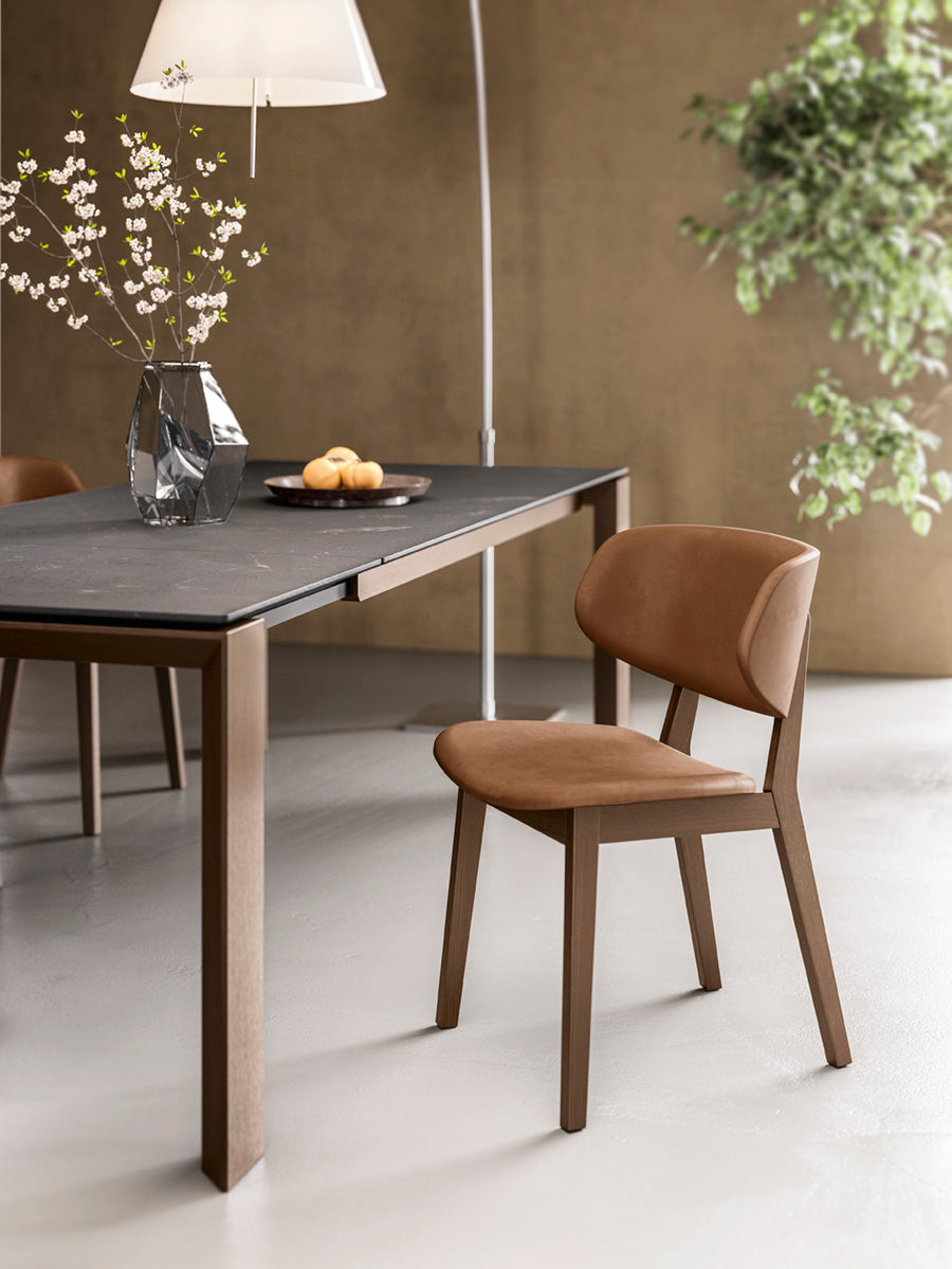 Extendable table OMNIA with a brown top and walnut base