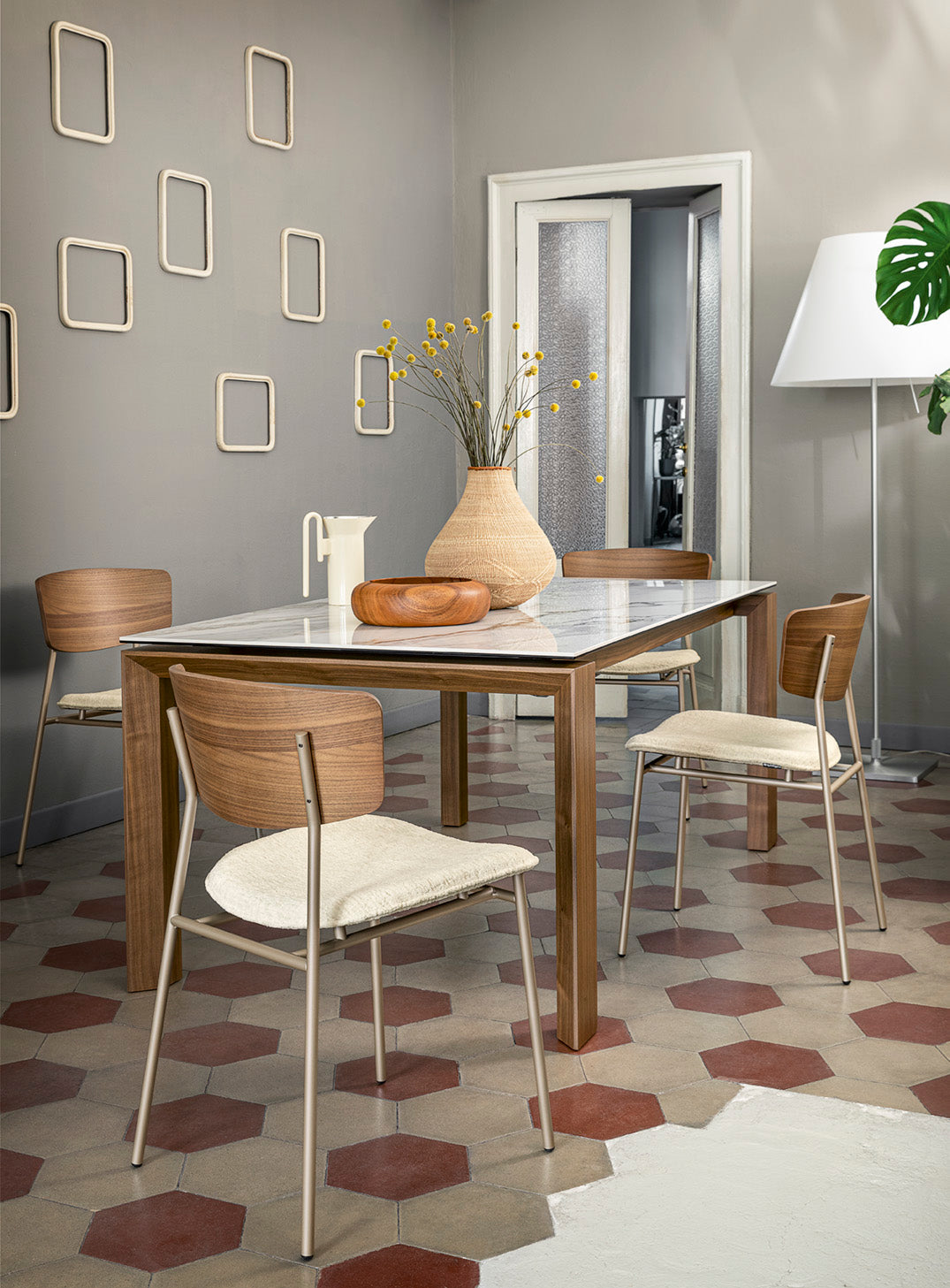 Extendable table OMNIA with a white top and walnut base