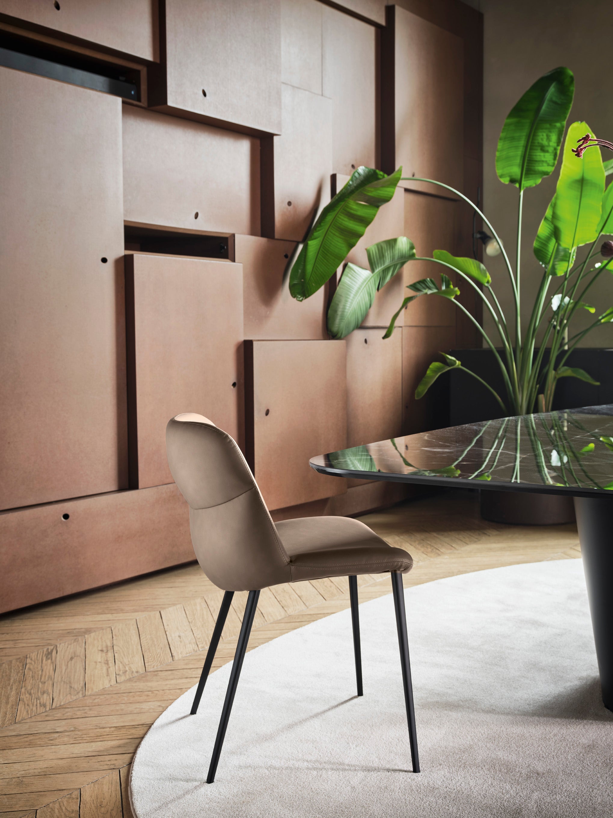 Upholstered ONDA chair with a black base