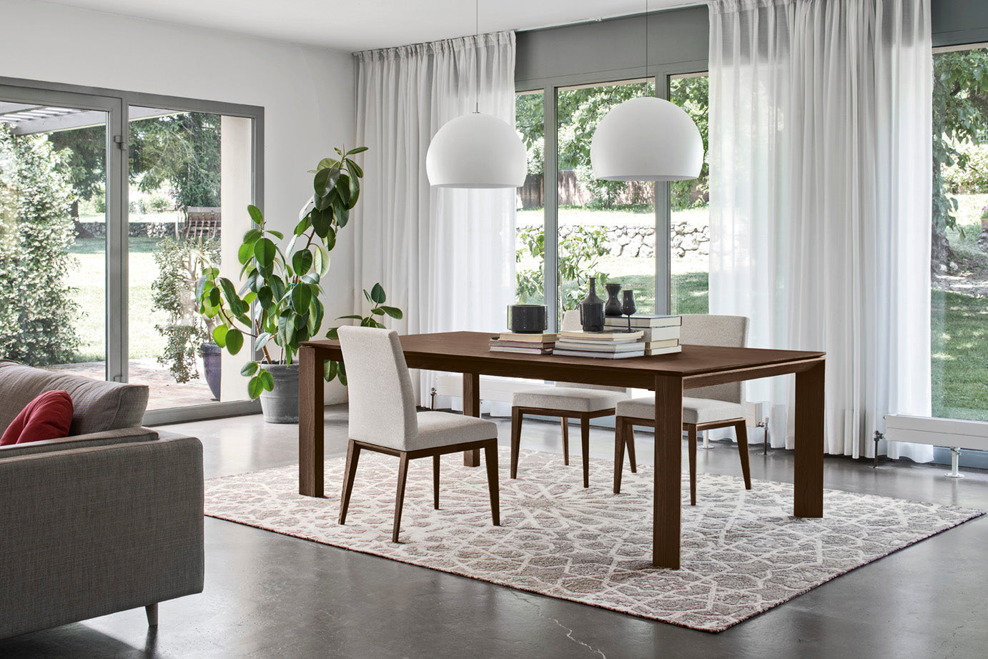 Extendable table OMNIA with a brown top and walnut base