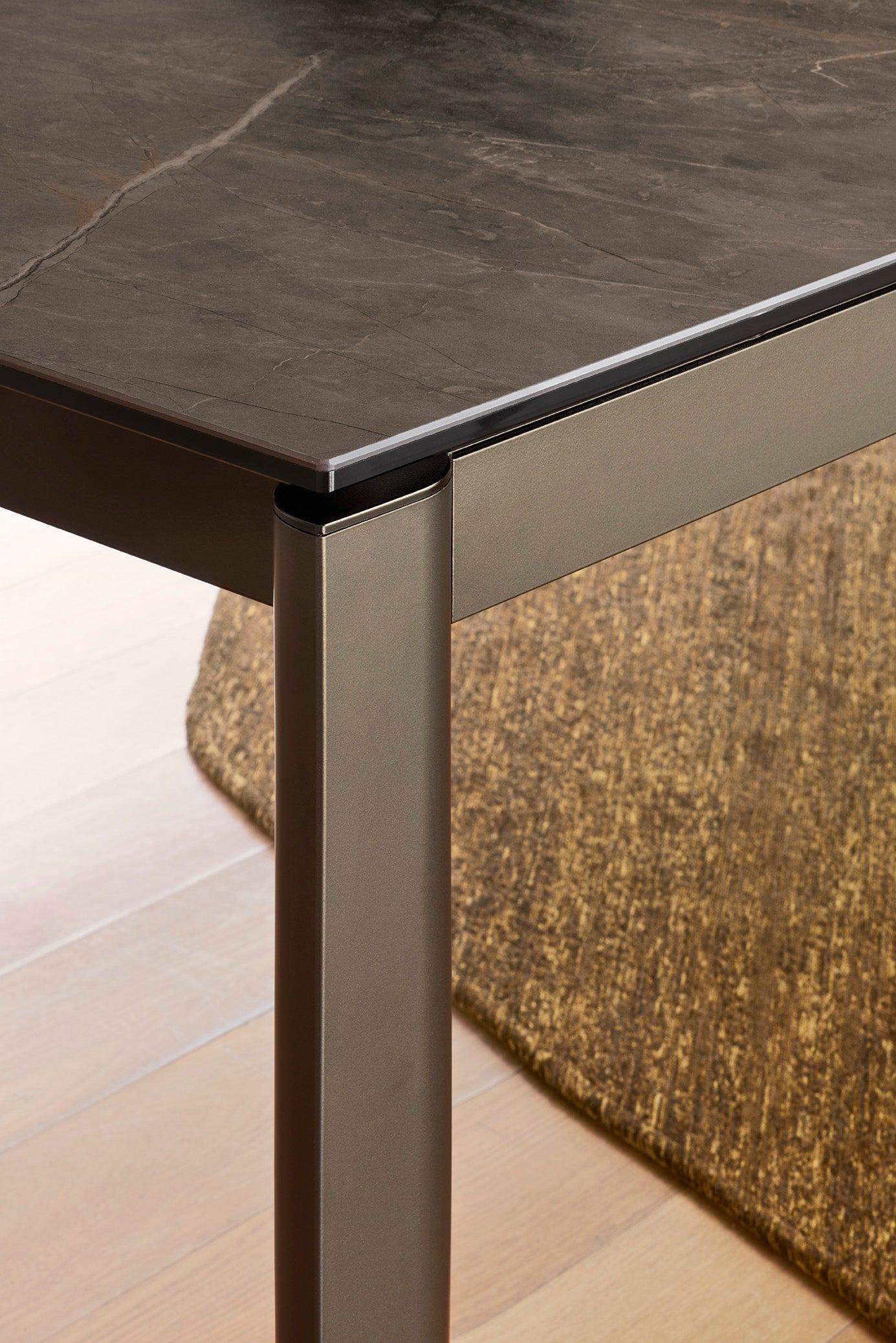 Extendable table STREAM with a brown top and black base