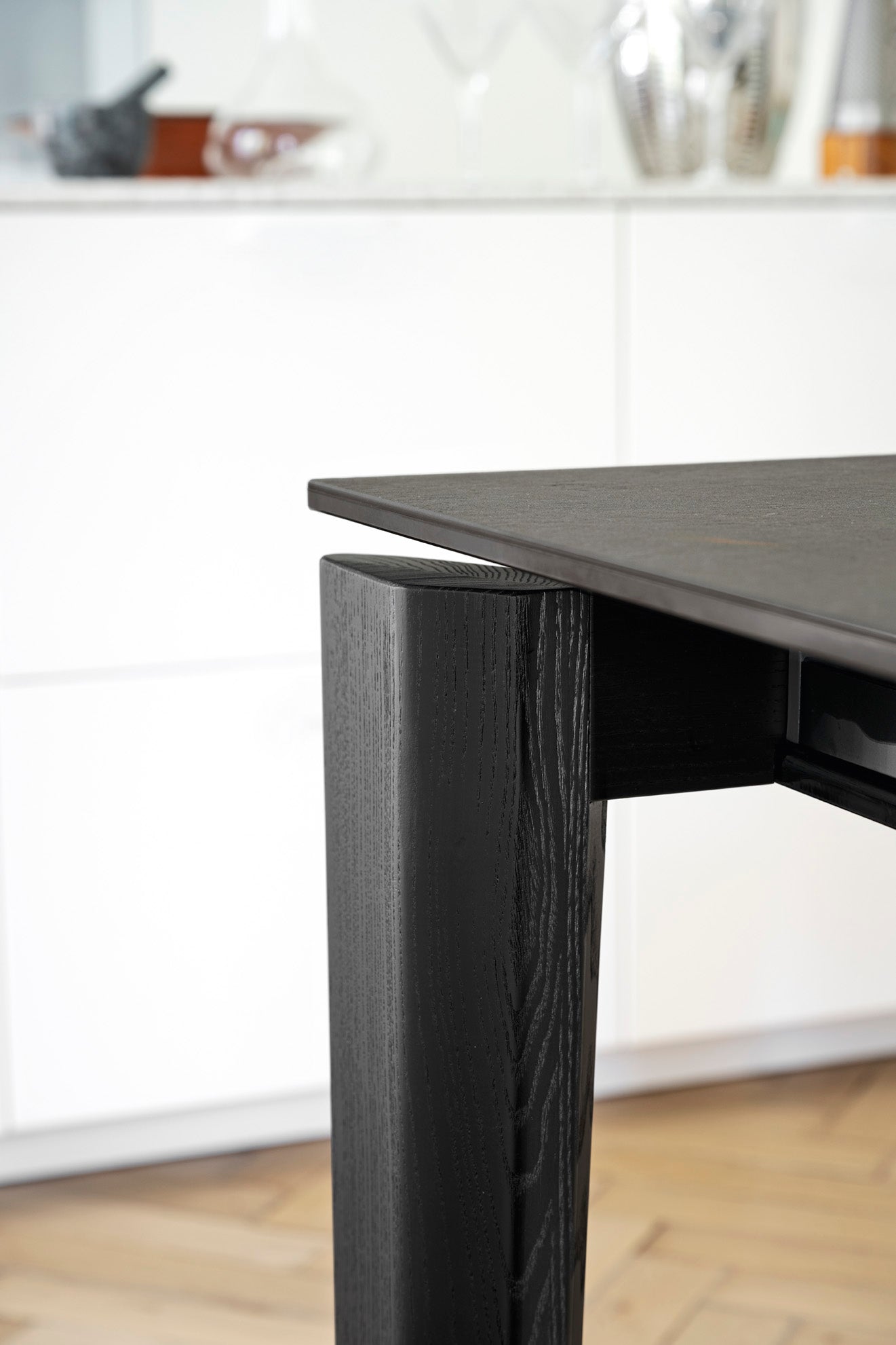 Extendable Table DOGMA with Black Top and Black Wooden Base