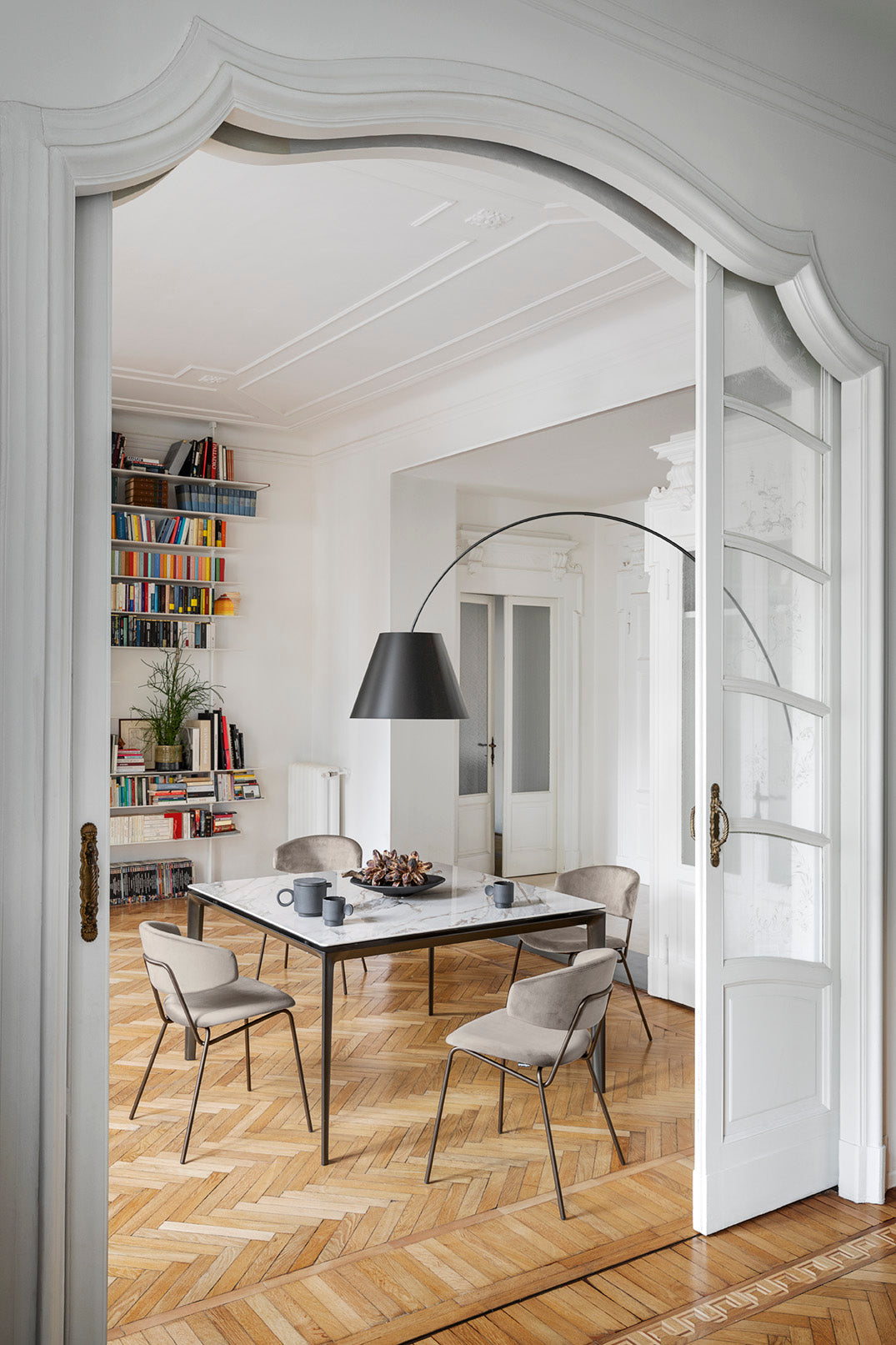 Extendable table BOMA with white top and brown base
