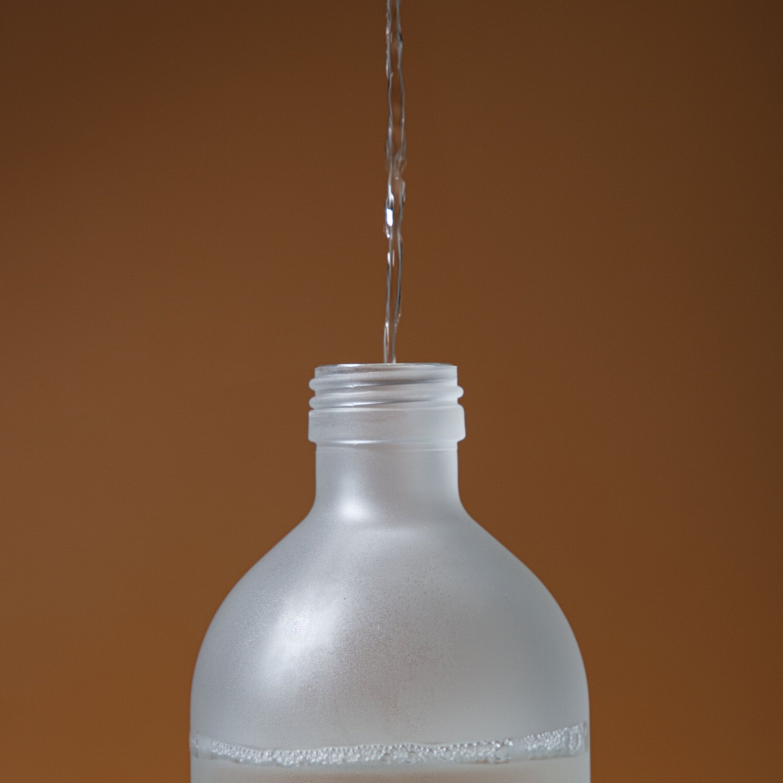 Damasque scented refill with notes of ginger, black pepper, cedar, patchouli, and opoponax.