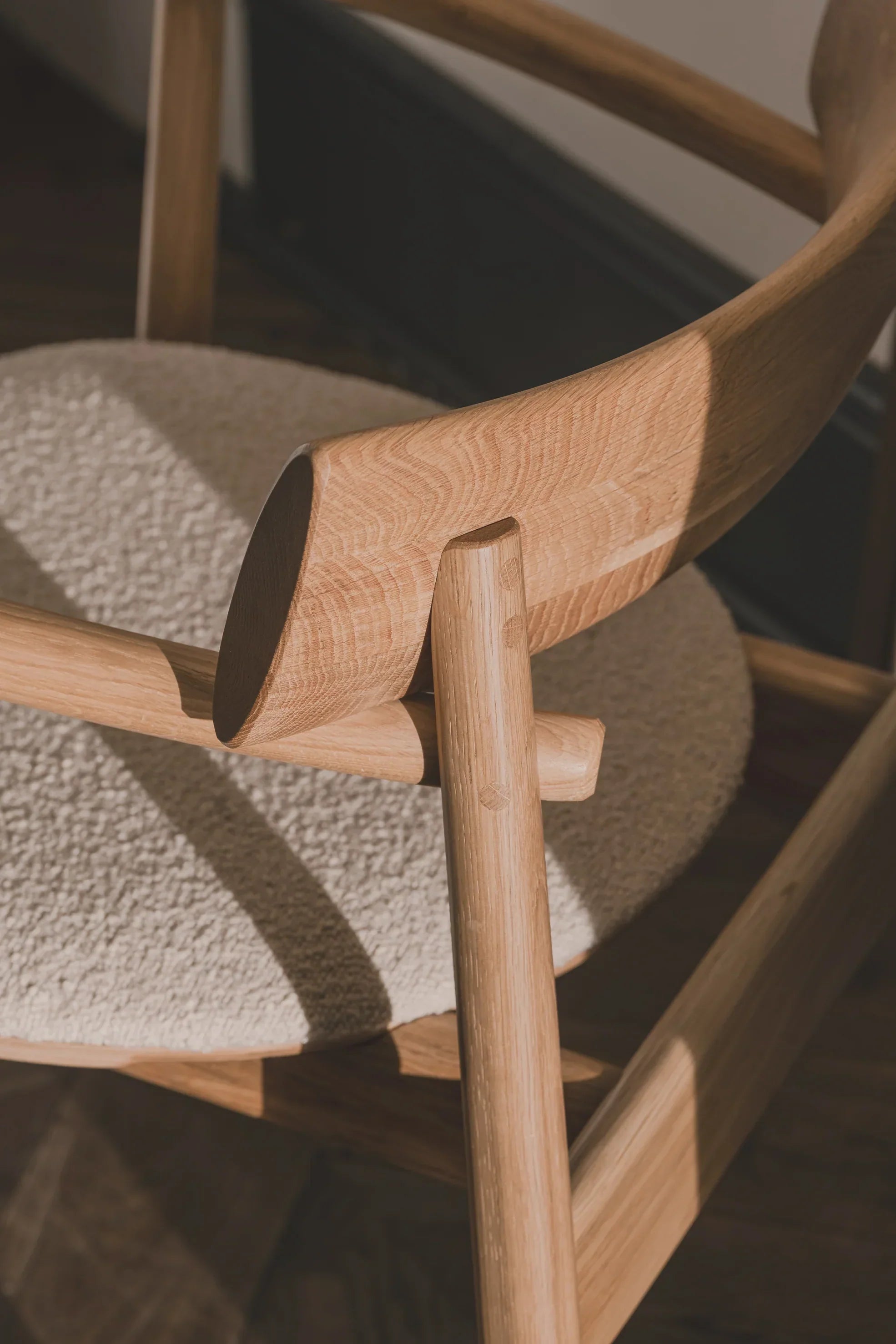 Stuhl ELIPSA SOFT schwarzes Eichenholz und sandfarbener Boucle