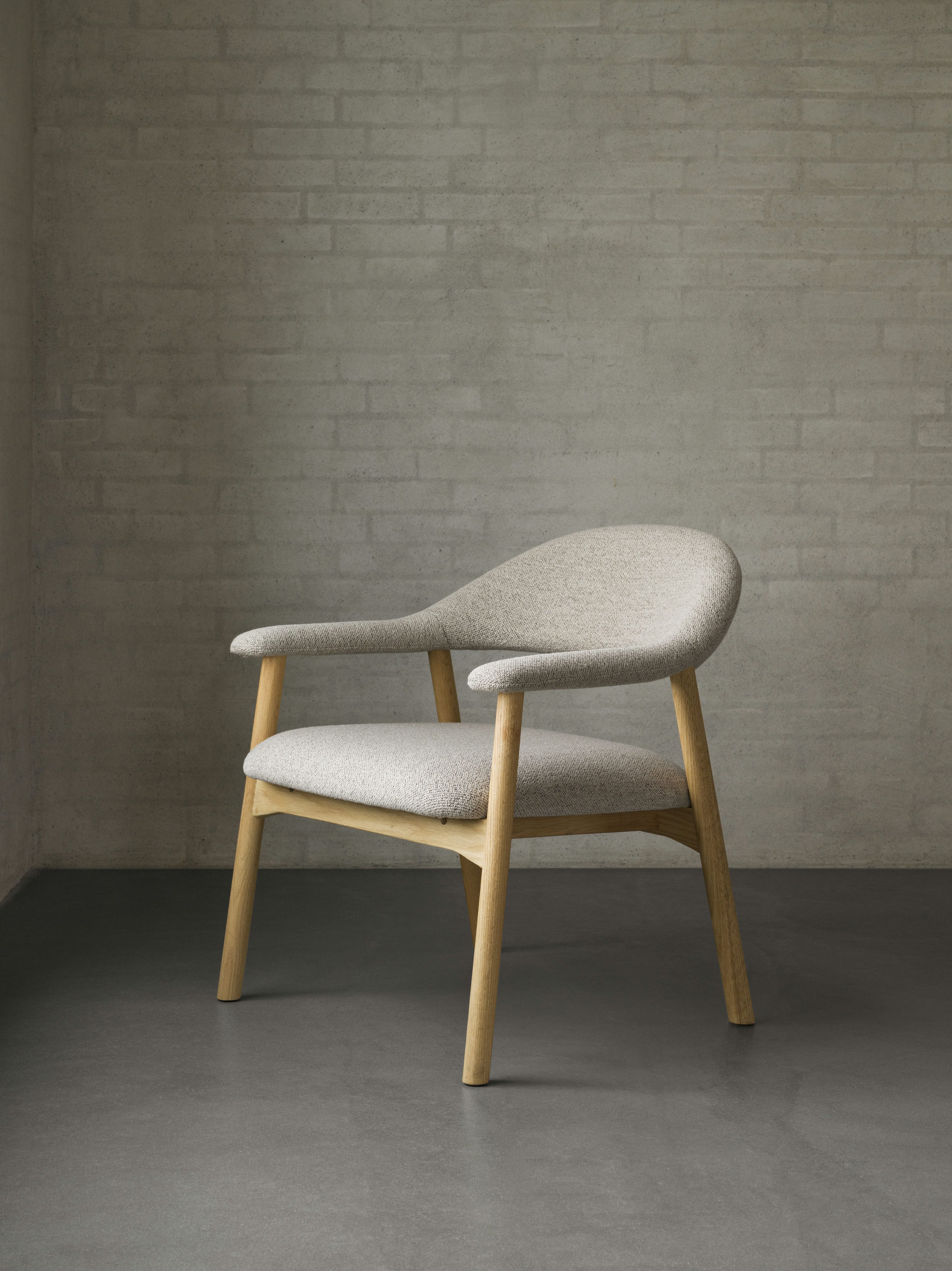 Addi beige armchair with an oak base