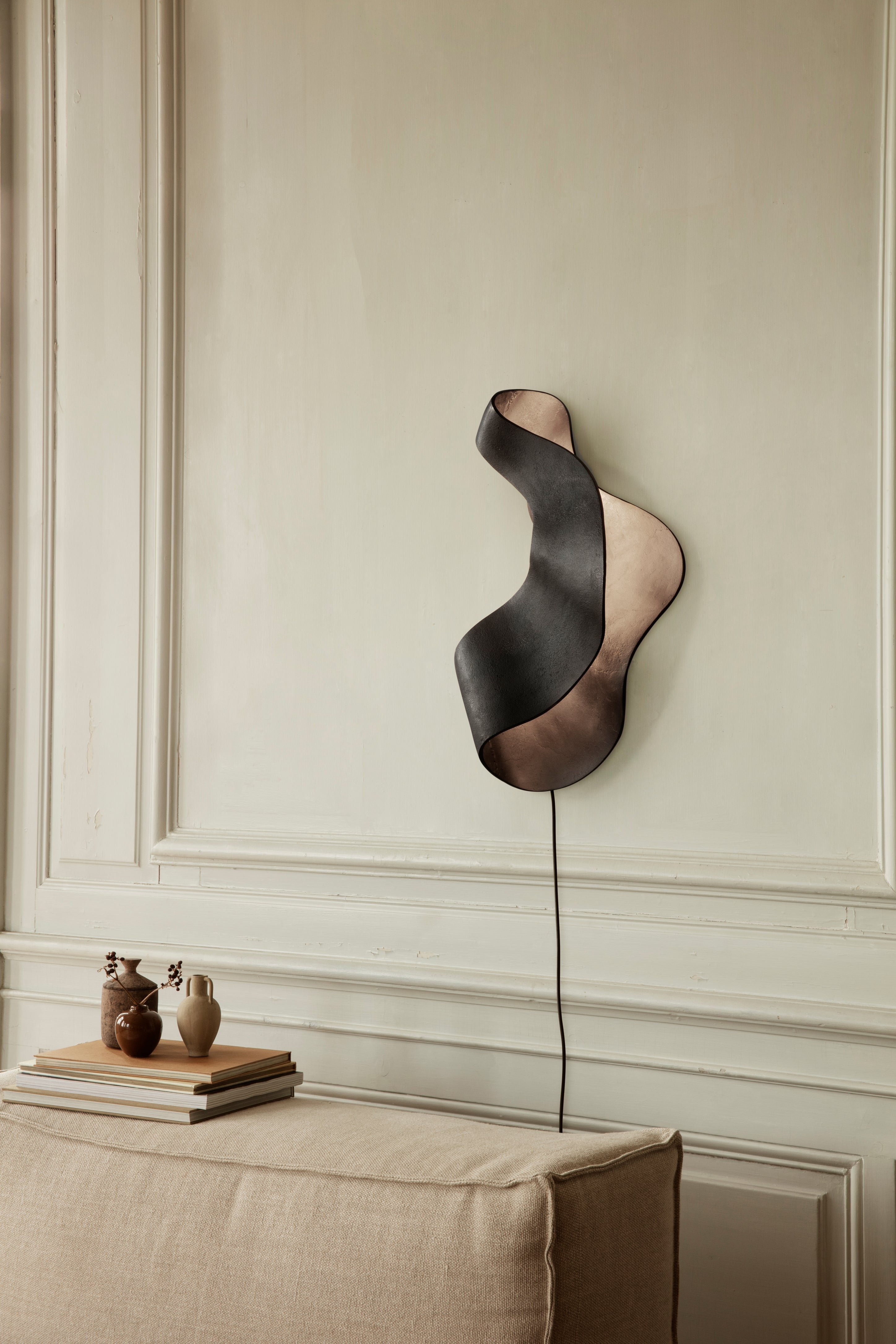 OYSTER black wall lamp