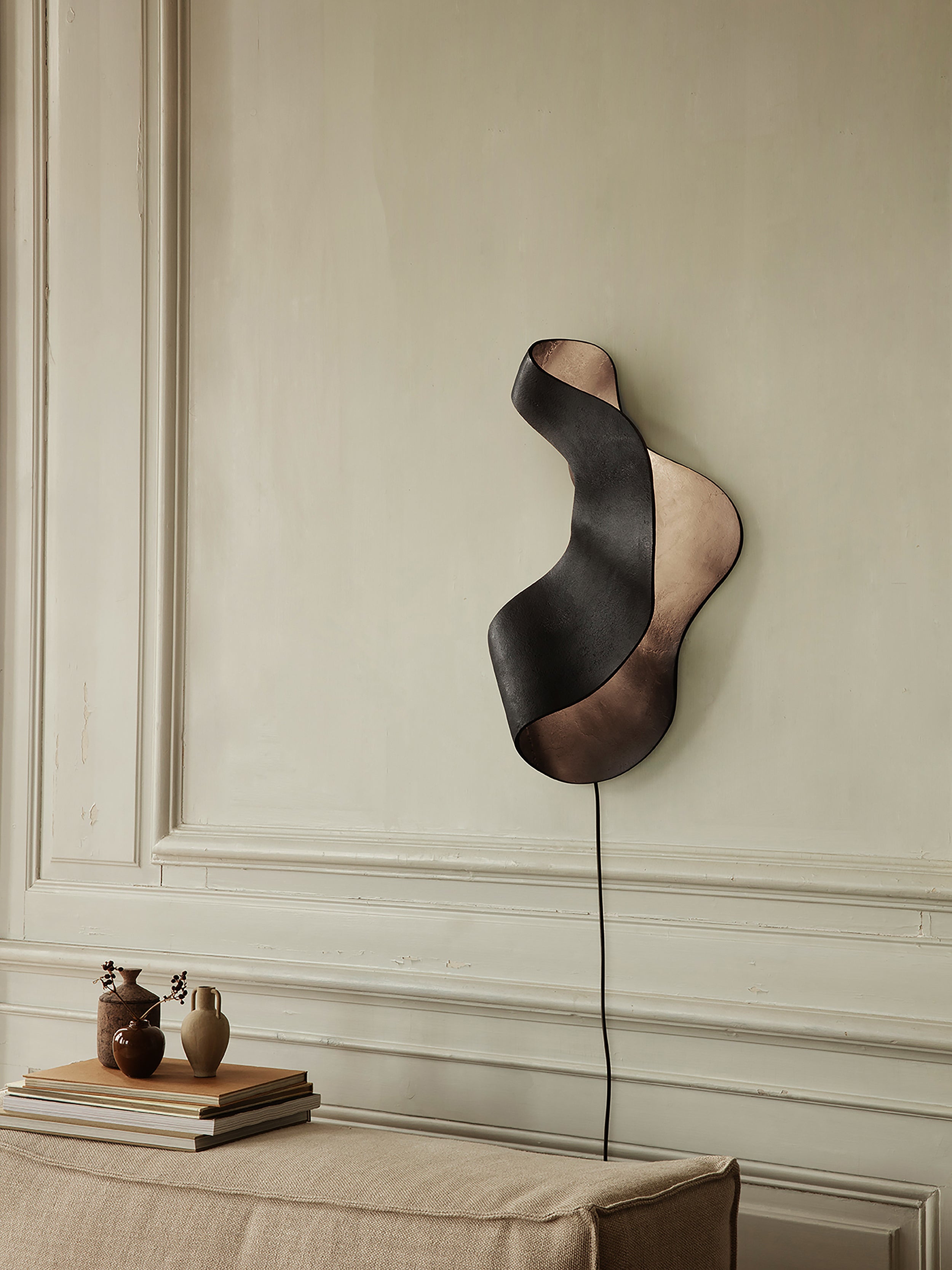 OYSTER black wall lamp