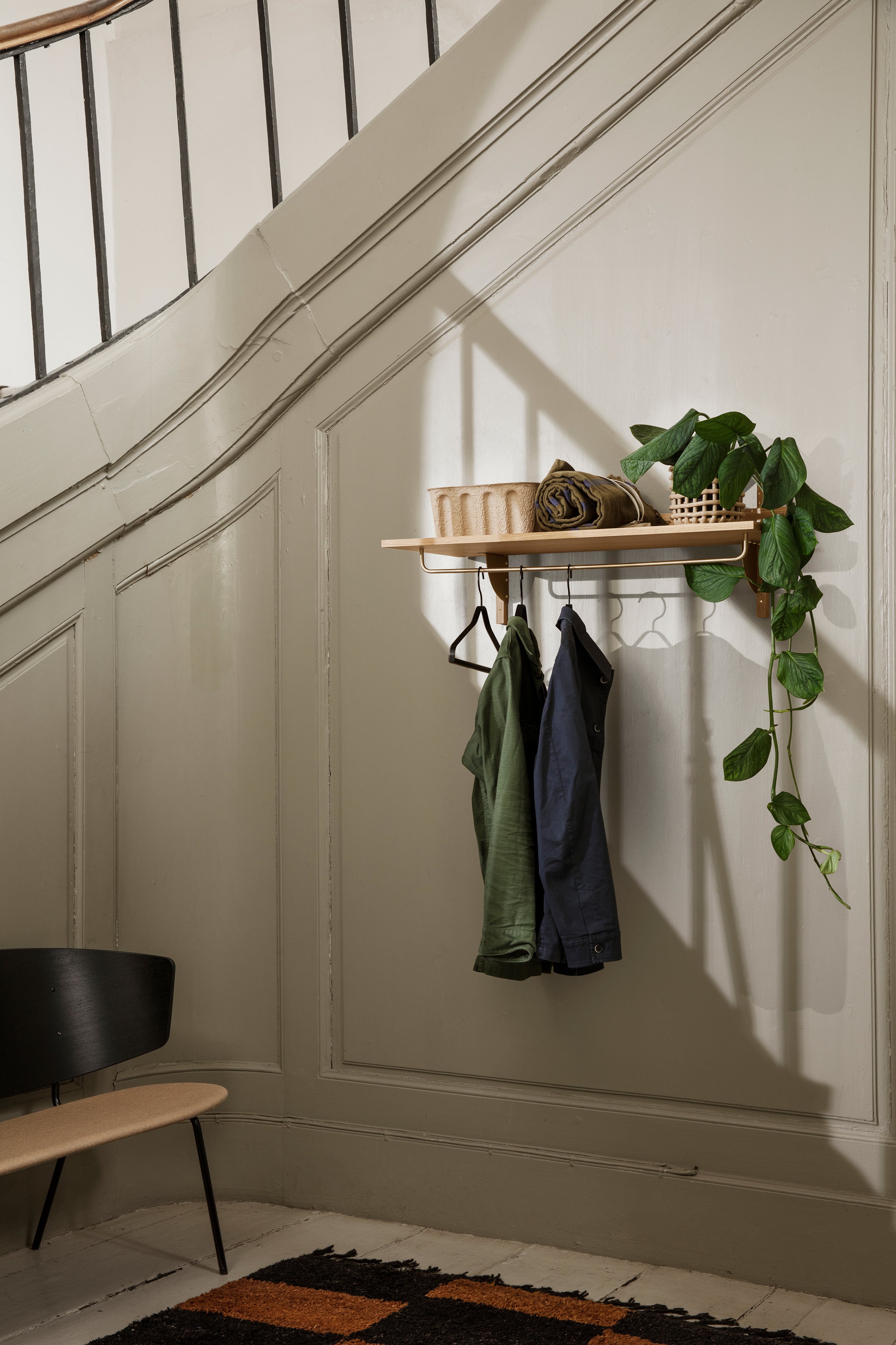 SECTOR RACK SHELF Regal mit Reling, Eichenfurnier mit Messing-Finish