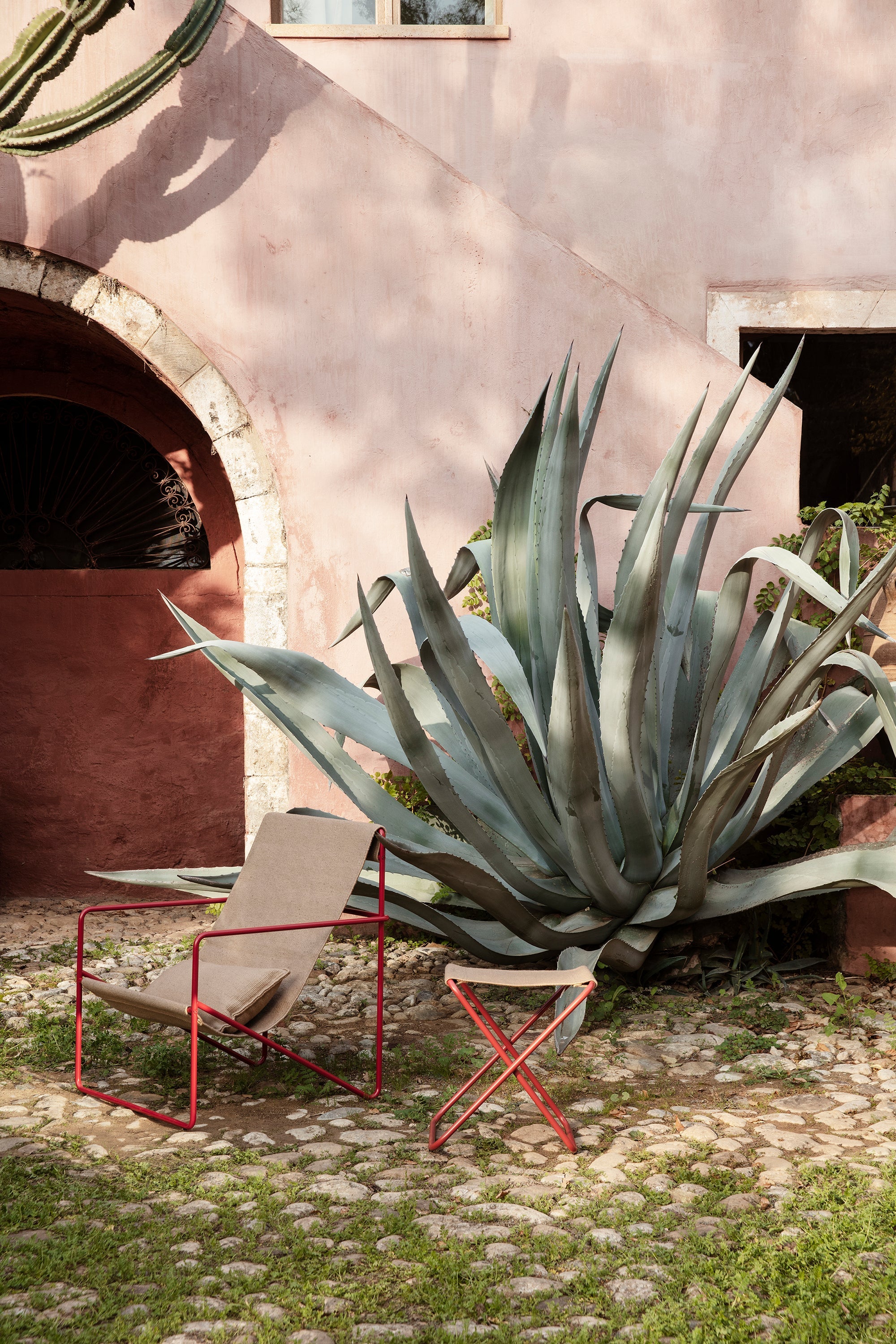 Desert beige garden armchair with red base