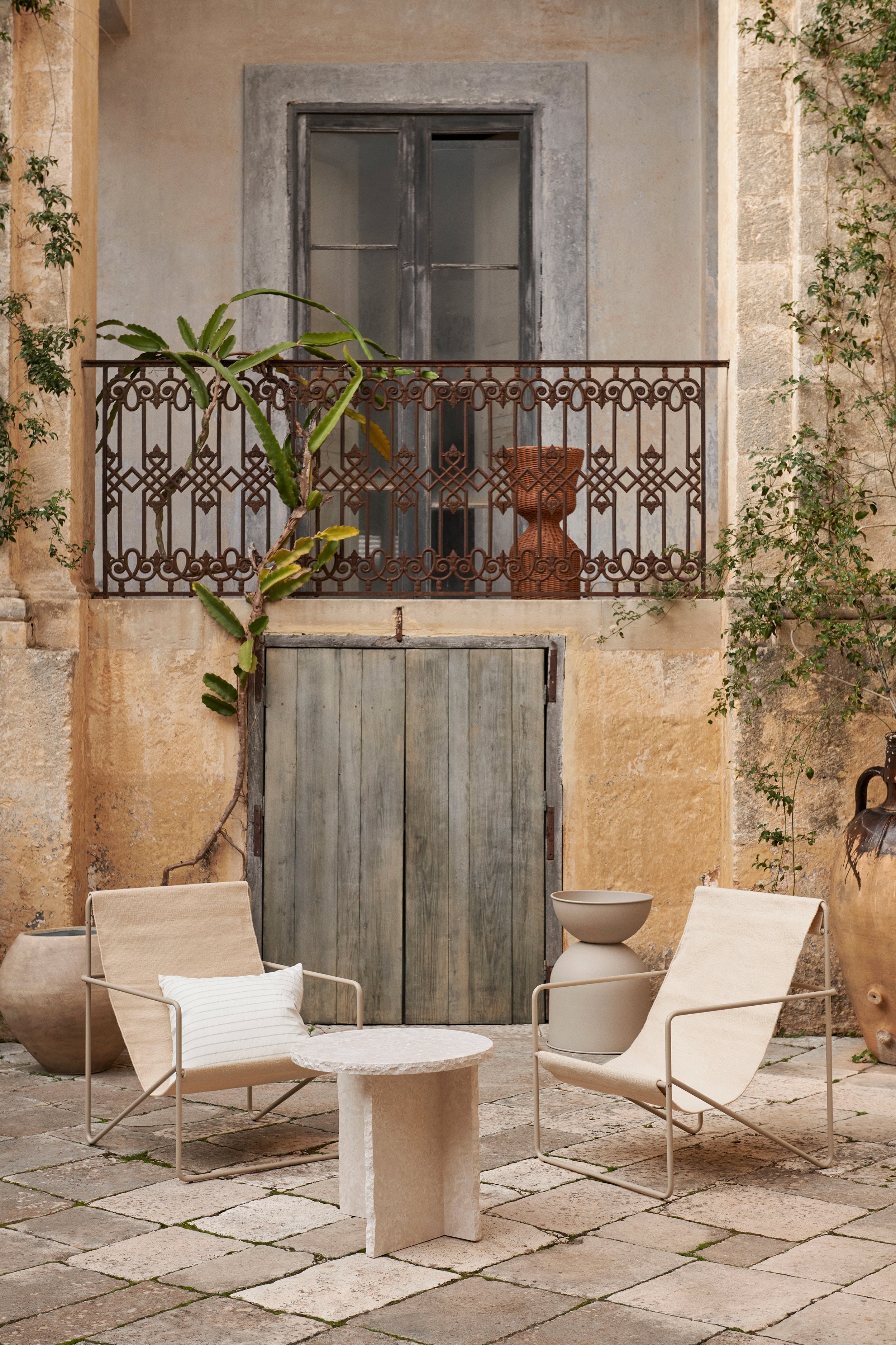 Desert Beige Garden Stuhl mit einer beige Basis