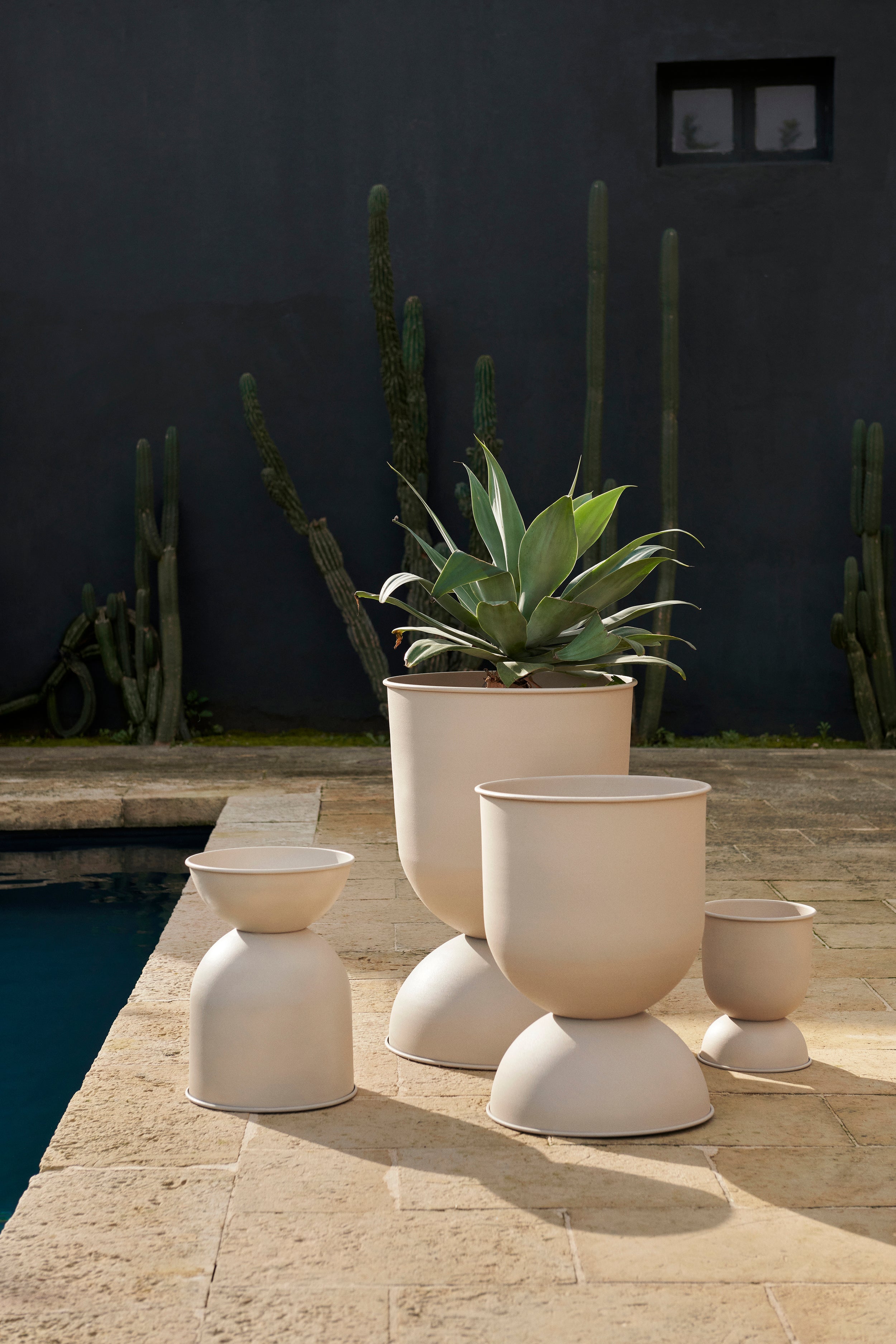 Hourglass pot beige