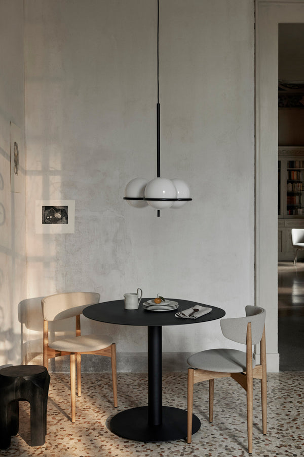 Round table pond black