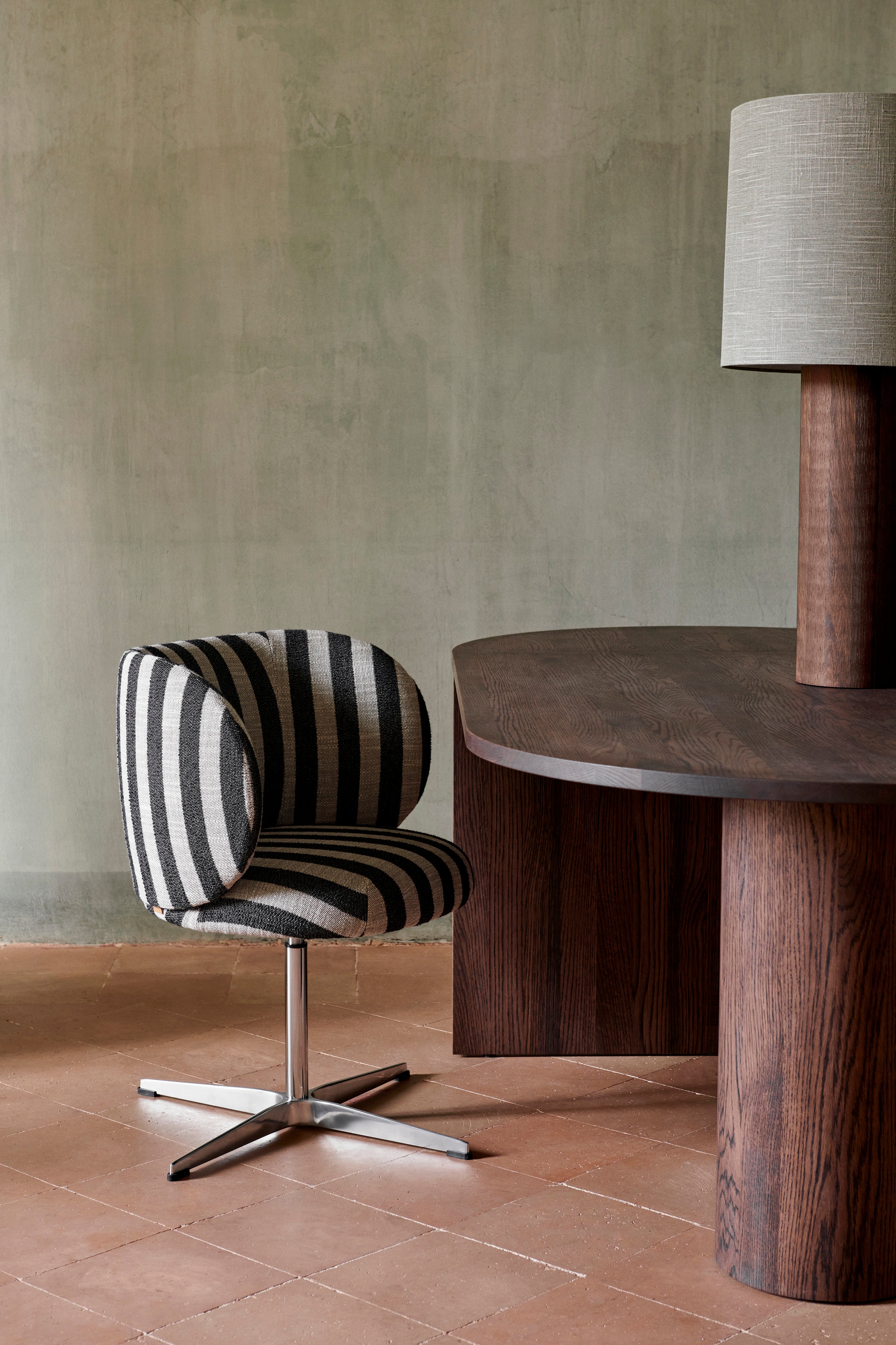 Office chair with armrests and wheeled base RICO CASTORS Louisiana chocolate with marker