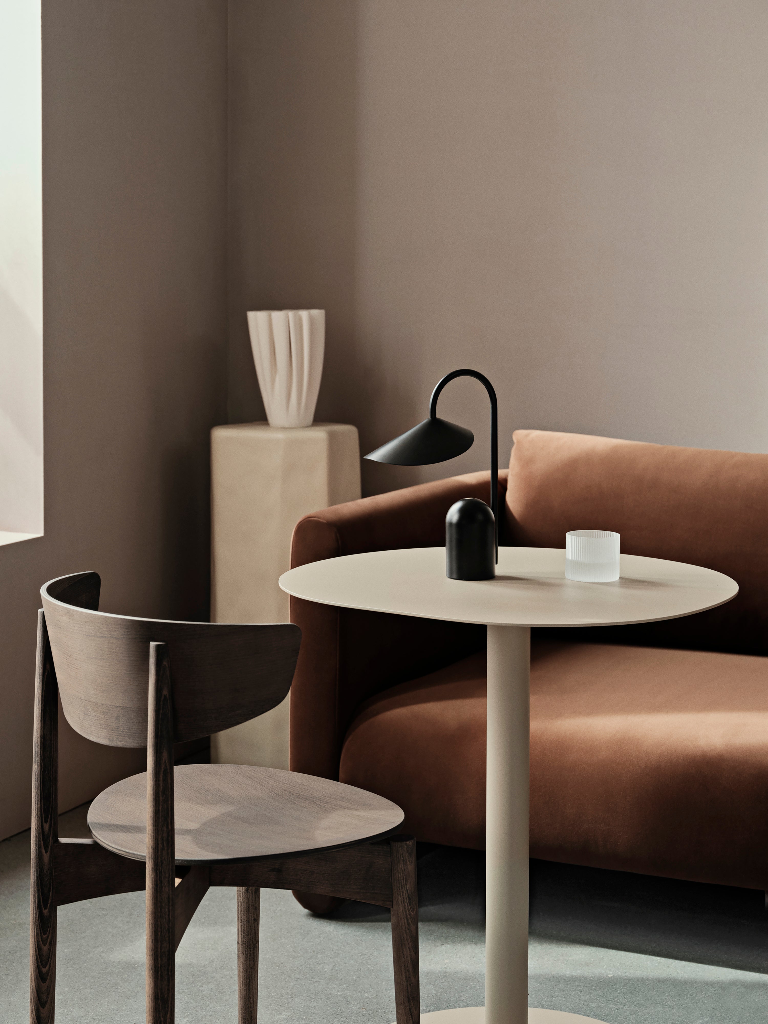 Black arum portable lamp
