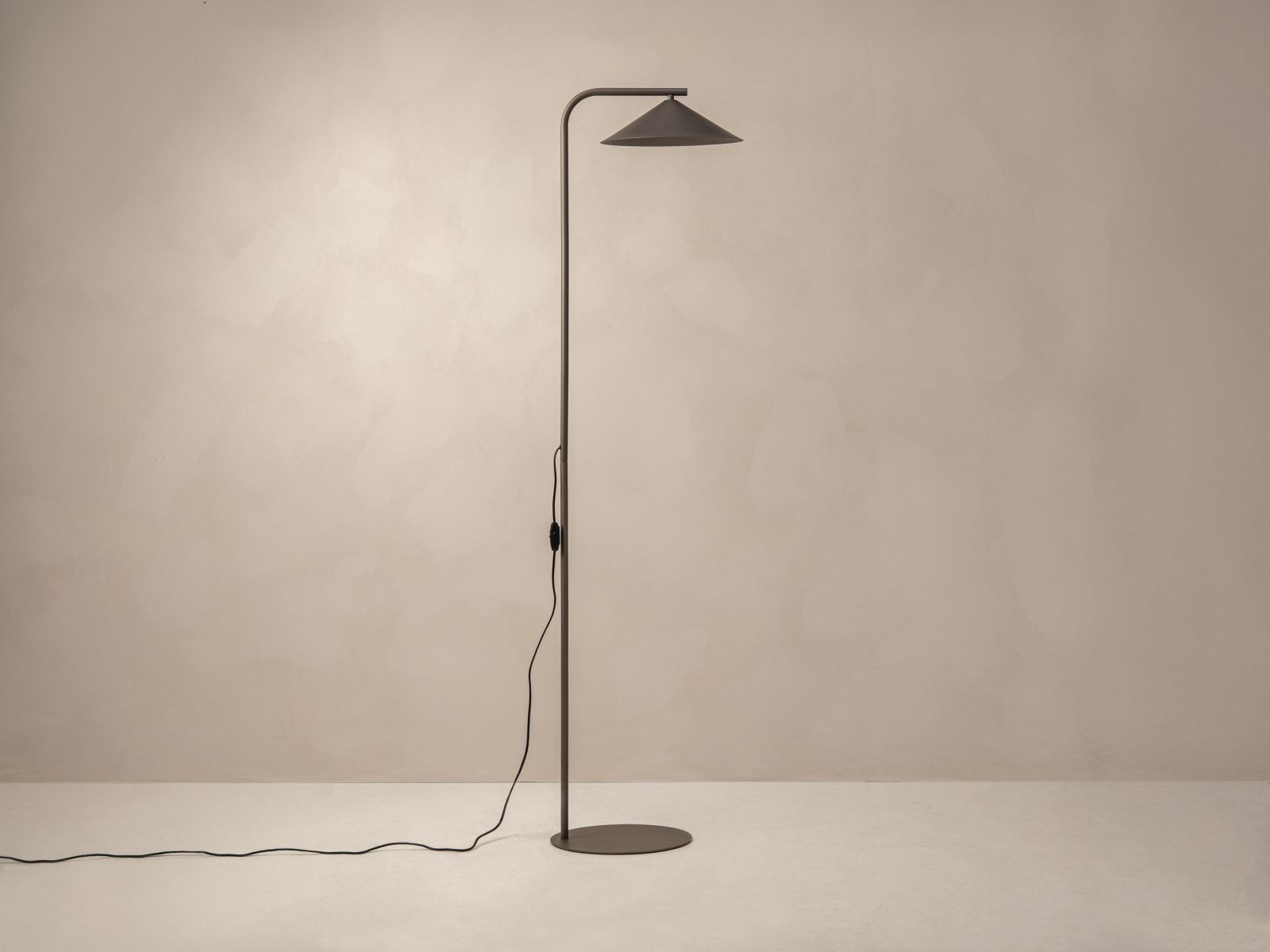 Lampa podłogowa NOCTE brązowy – detal klosza