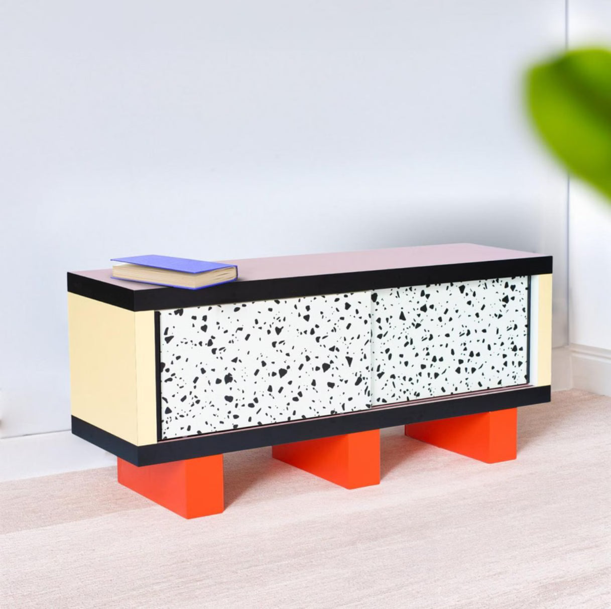 Kommode SUPERCABINET TERRAZZO weiß mit Rosa und Rot