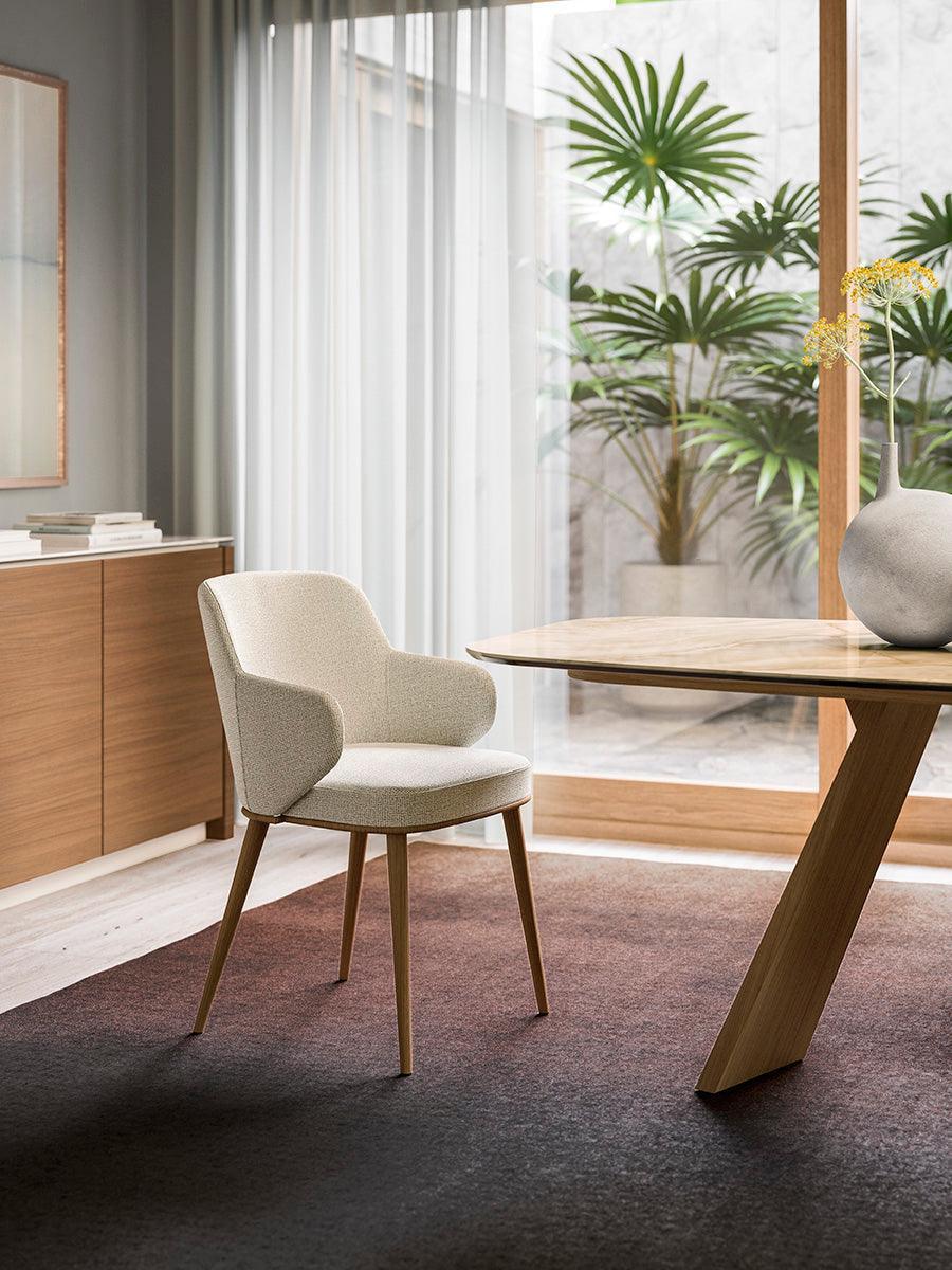 Krzesło z podłokietnikami FOYER boucle taupe z drewnianą podstawą Calligaris    Eye on Design