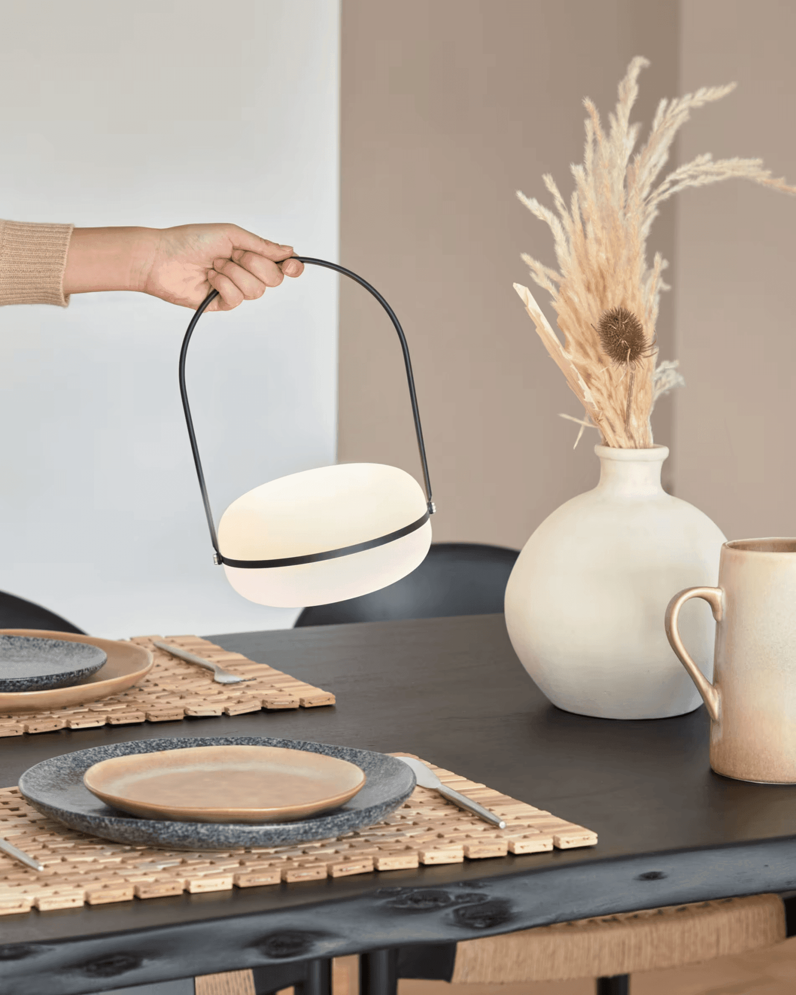 Lampa akumulatorowa TEA czarne wykończenie La Forma    Eye on Design