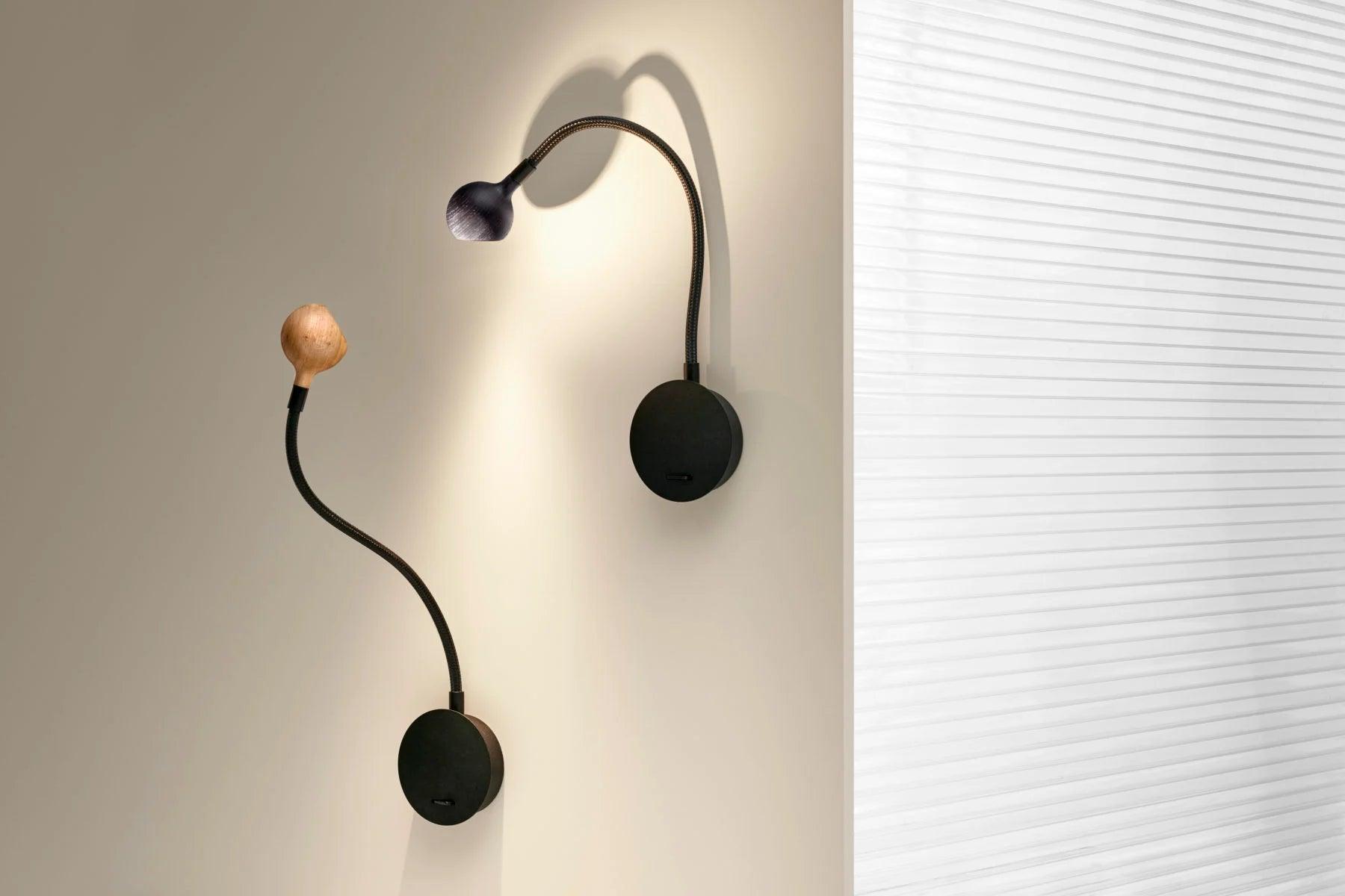 Lampa ścienna Nº8 czarny z jasnobrązowym drewnem Marset    Eye on Design