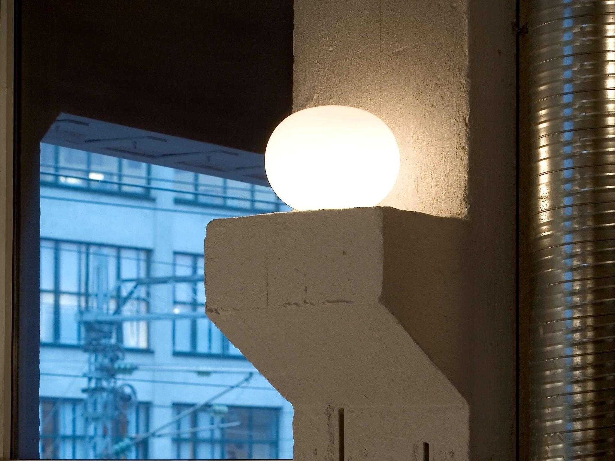 Lampa stołowa GLO-BALL biały Flos    Eye on Design