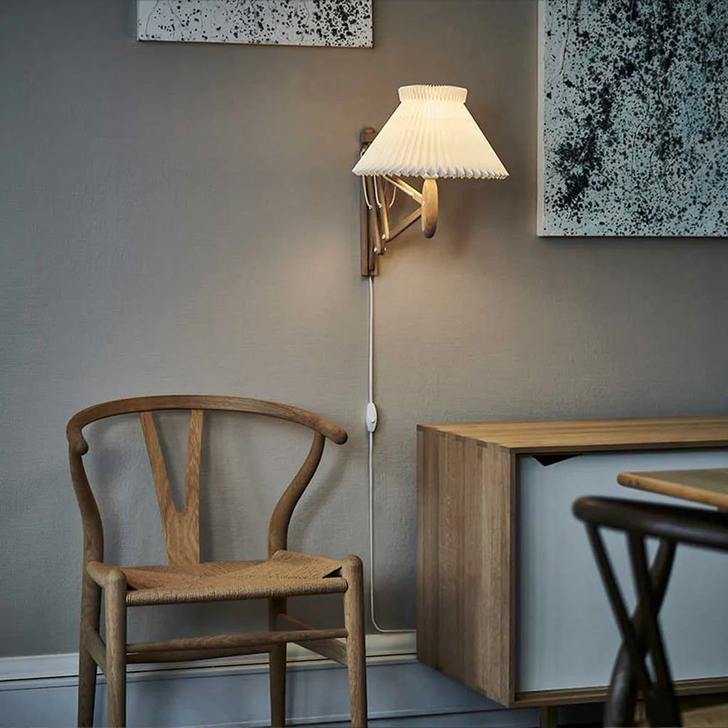 Wall lamp MODEL 224 1/17 SAX white with dark oak base