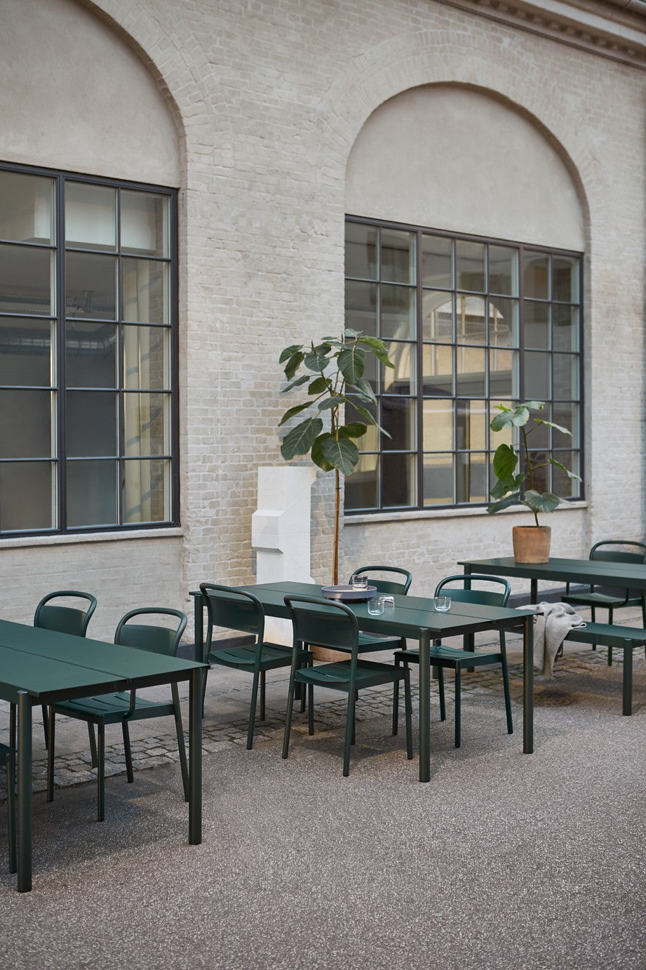 LINEAR Dark Green Steel Outdoor Chair