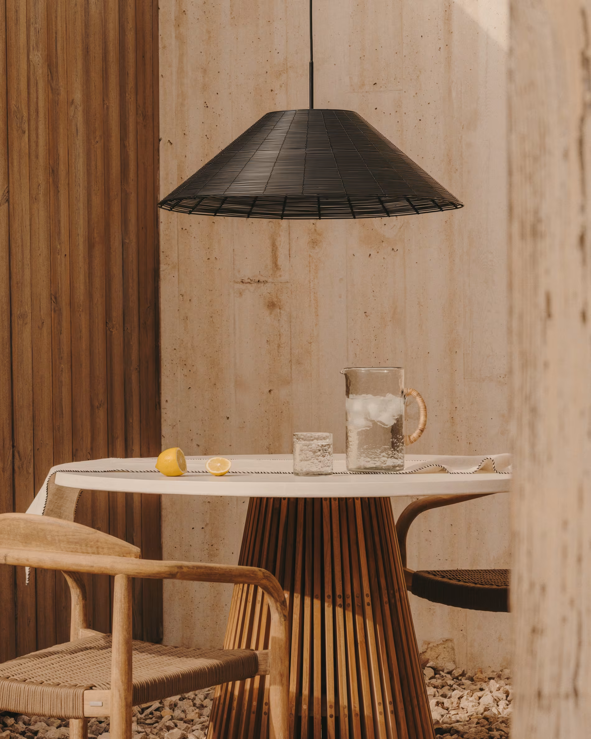 Klosz lampy wiszącej SARANELLA czarny La Forma    Eye on Design