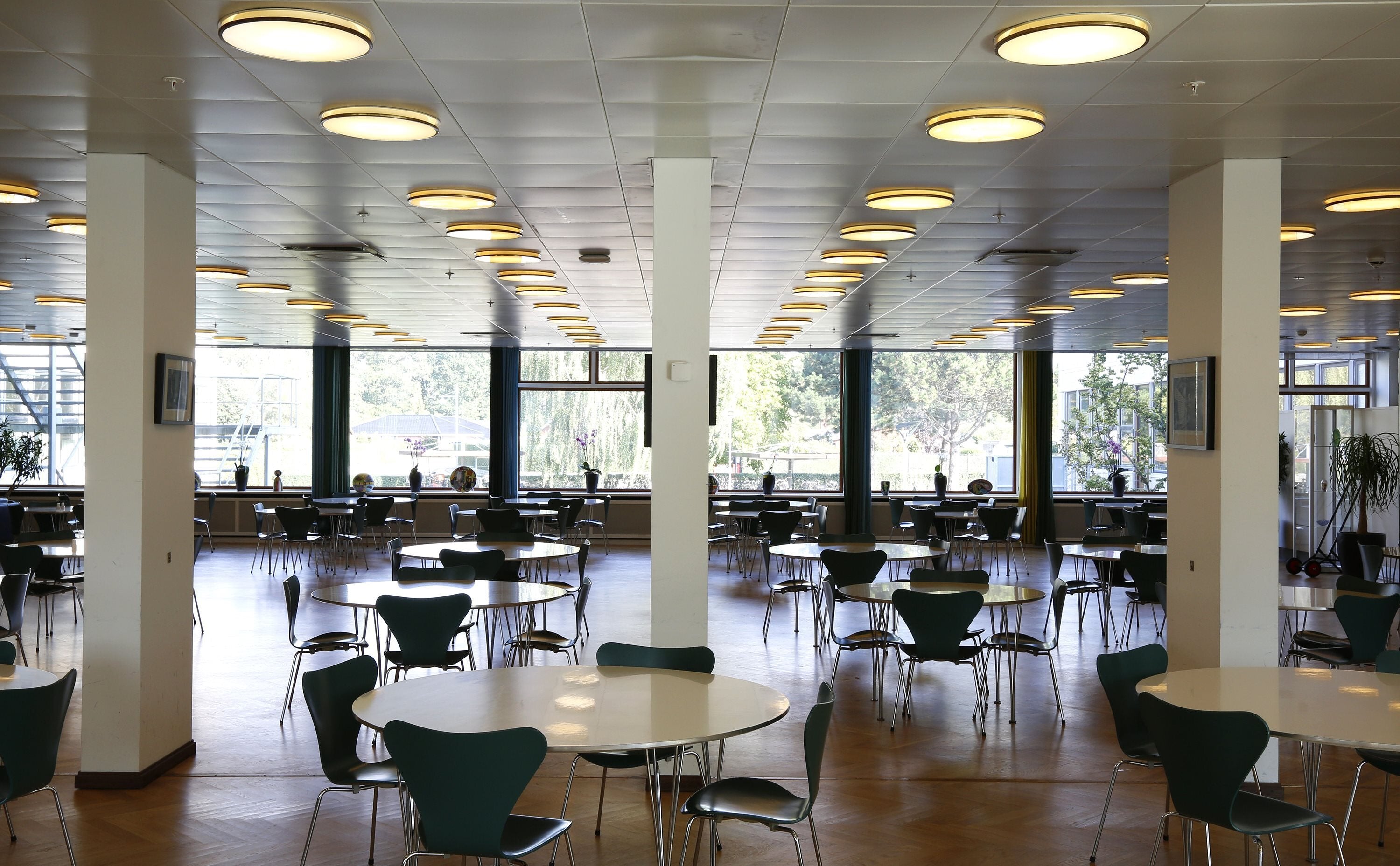 Plafon AJ MUNKEGAARD biały z mosiężnym wykończeniem