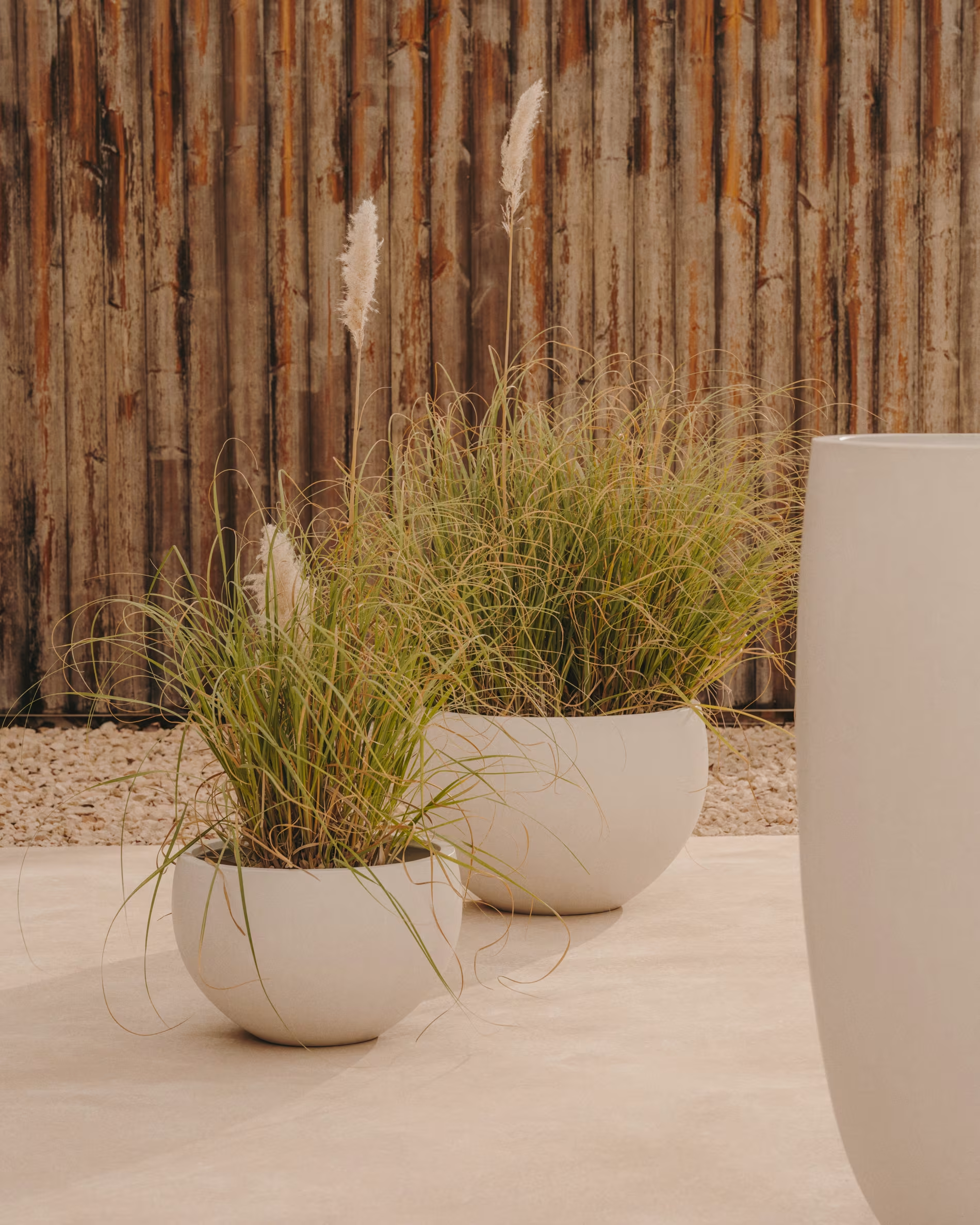 Doniczka GRAU biały cement La Forma    Eye on Design