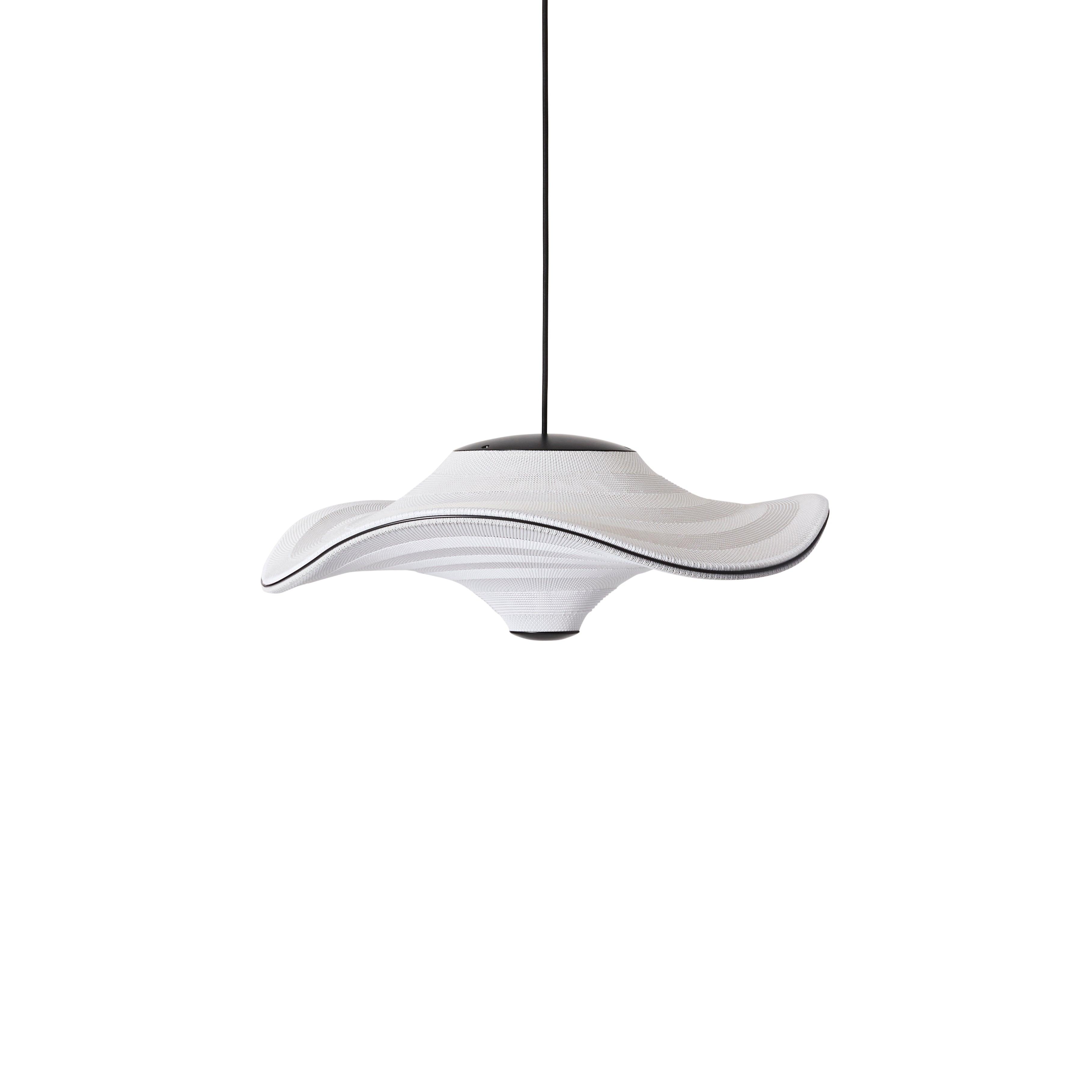 Fliegende hängende Lampe weiß gebrochen