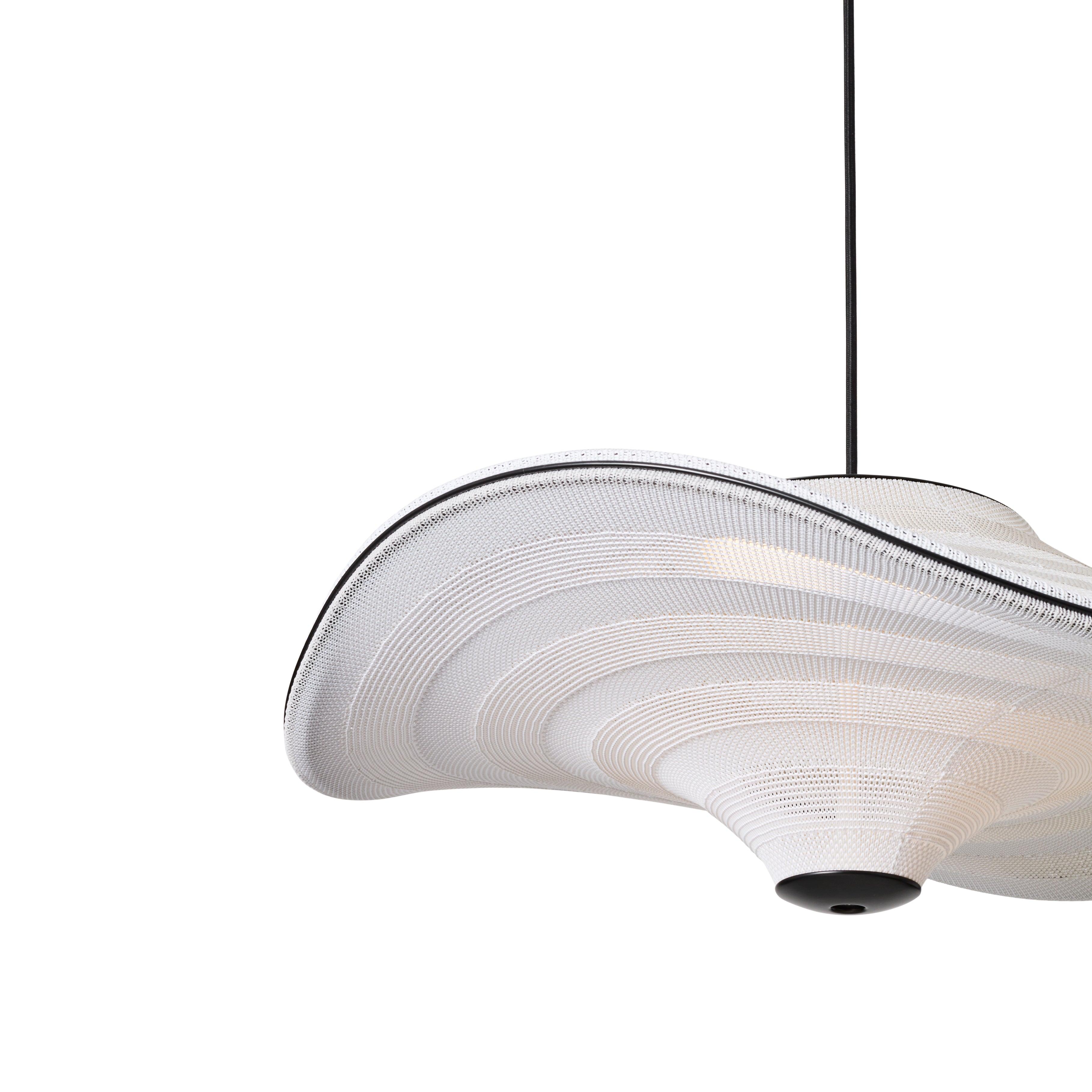 Fliegende hängende Lampe weiß gebrochen