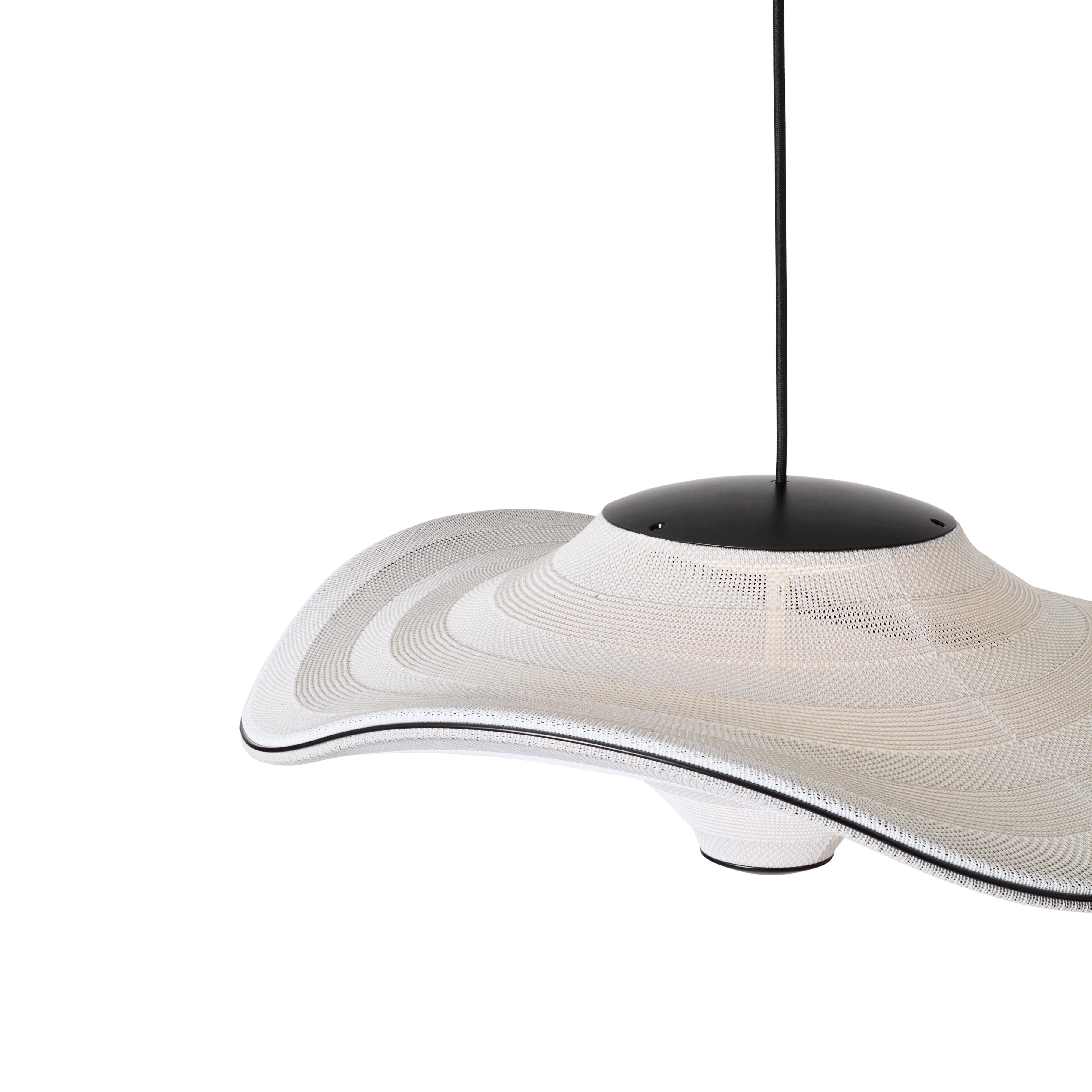 Fliegende hängende Lampe weiß gebrochen