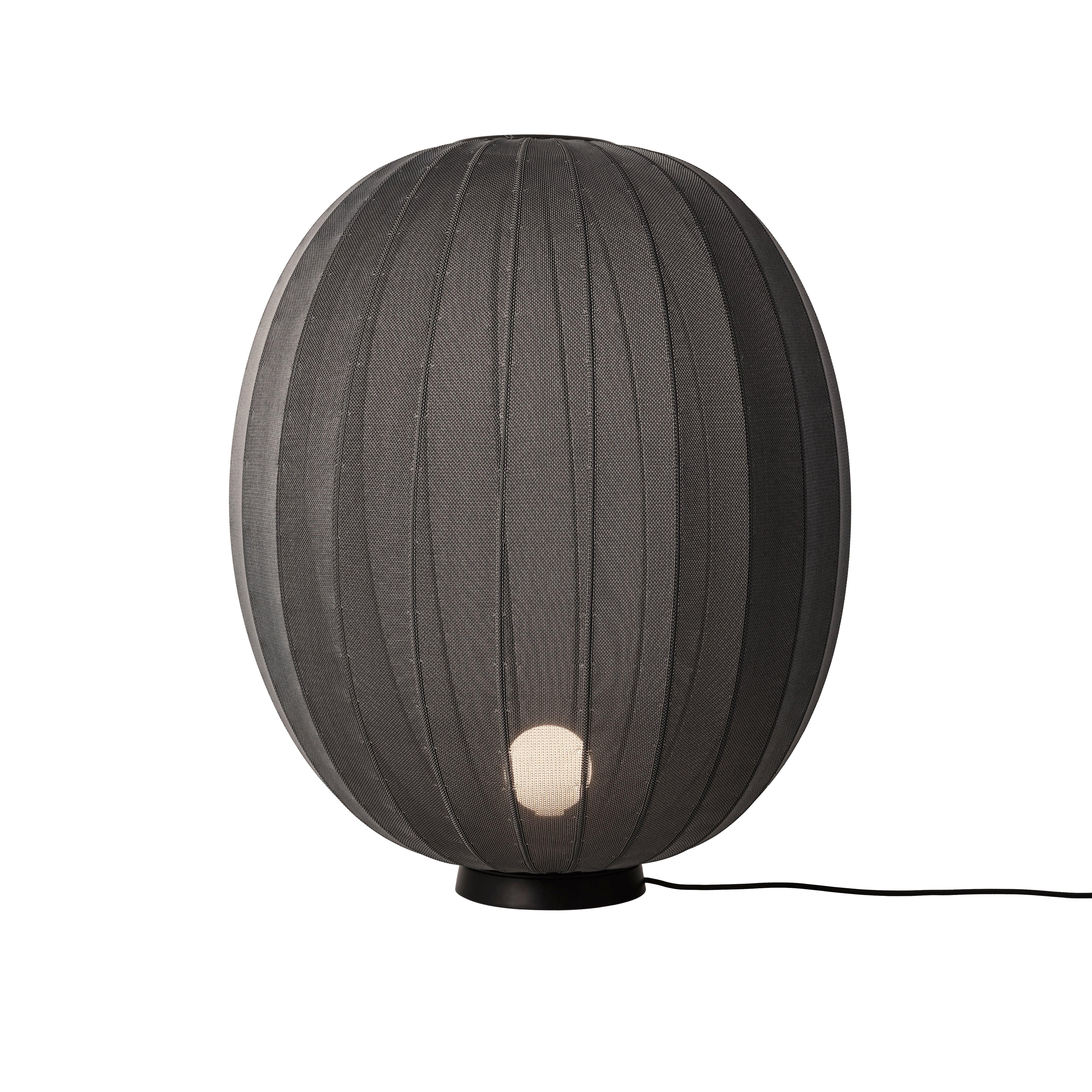 Schwarze Stehlampe mit hoher Strick-Aufgabe-Ebene