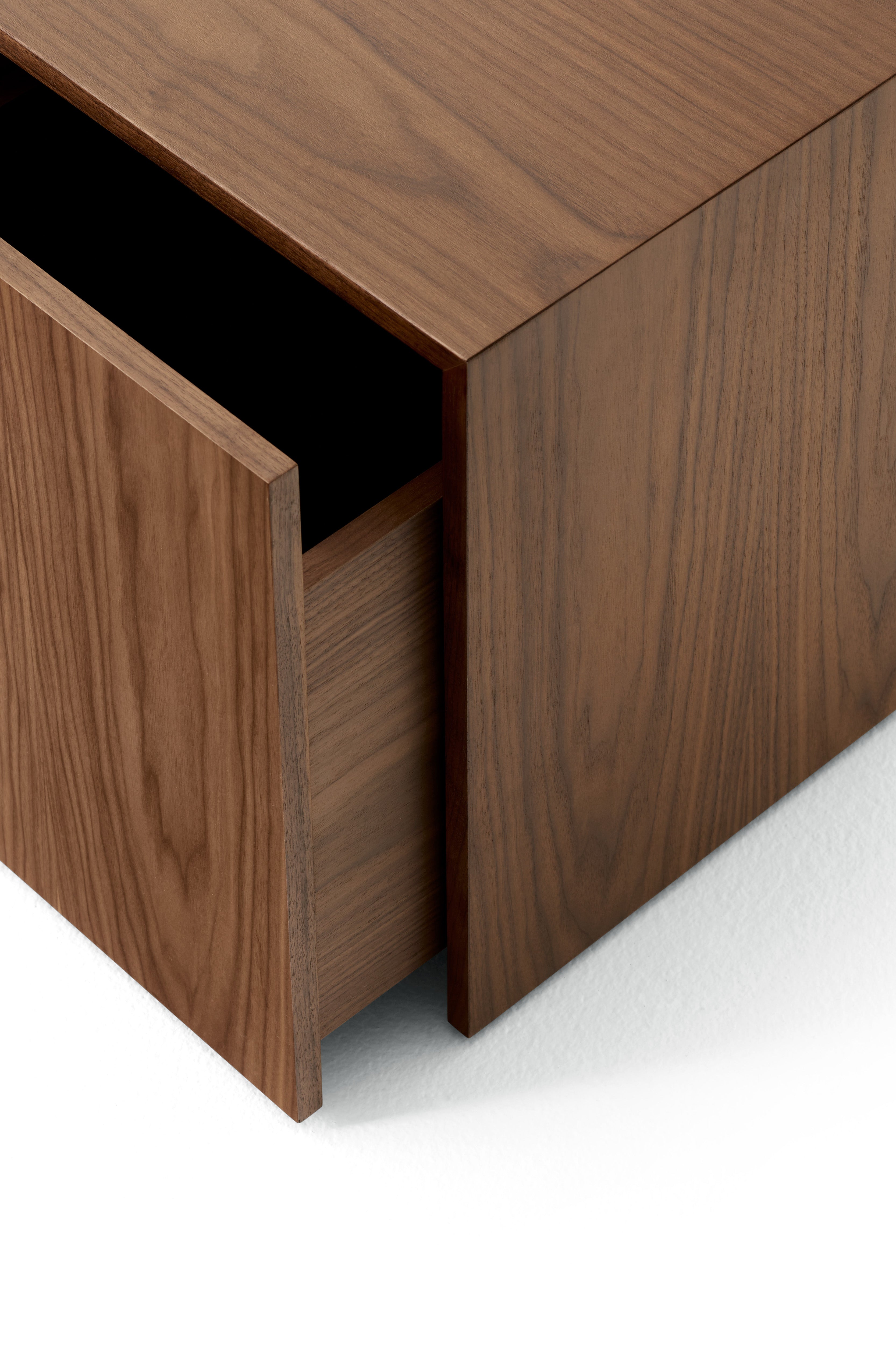 Side table with Mass Walnum Veneer drawer