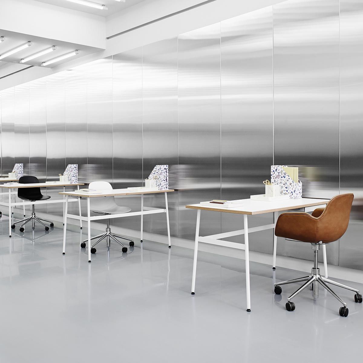 Office chair with armrests with adjustable 5W forms upholstered with a black base