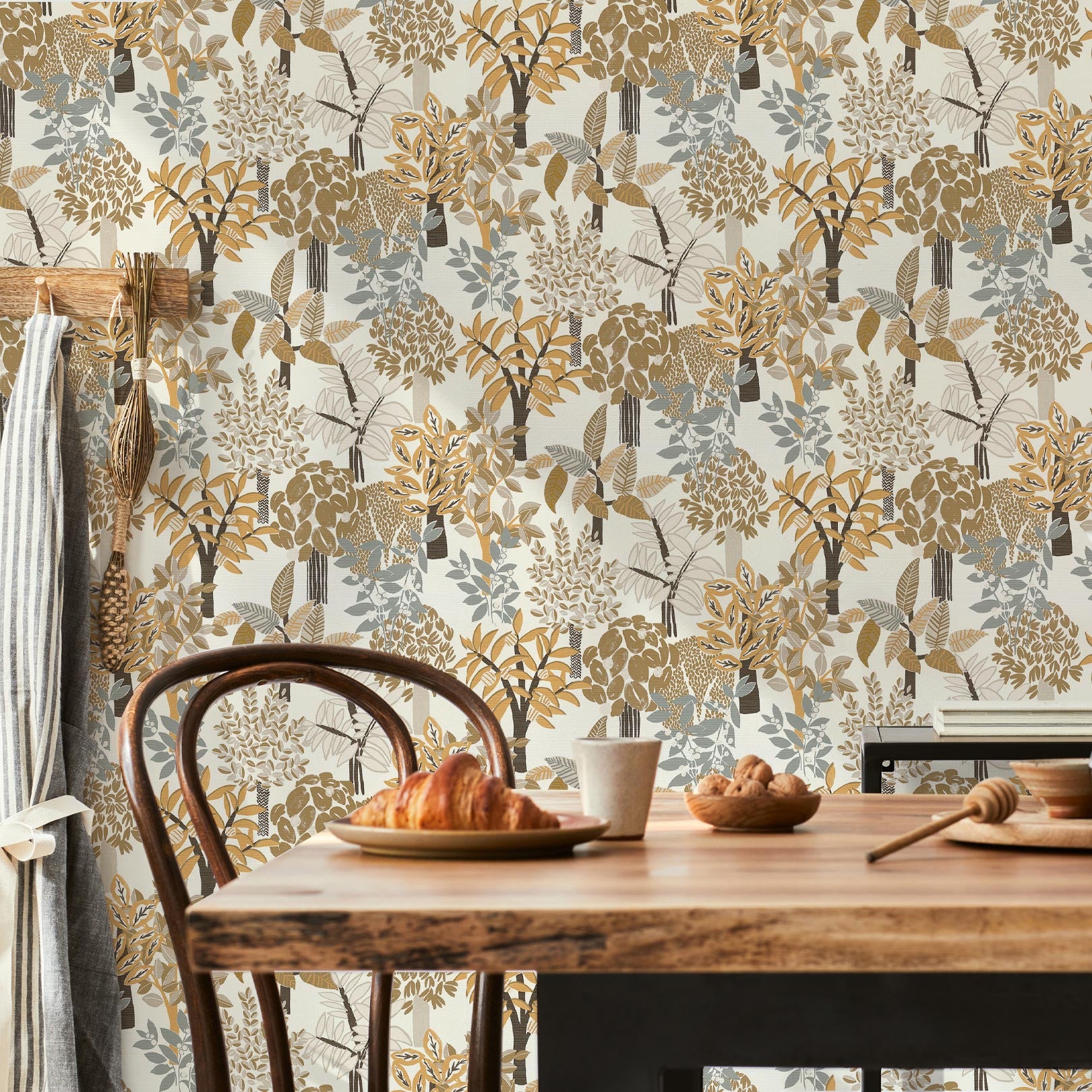 Structural wallpaper with a botanical motif PERADENIYA - WHITE/BROWN