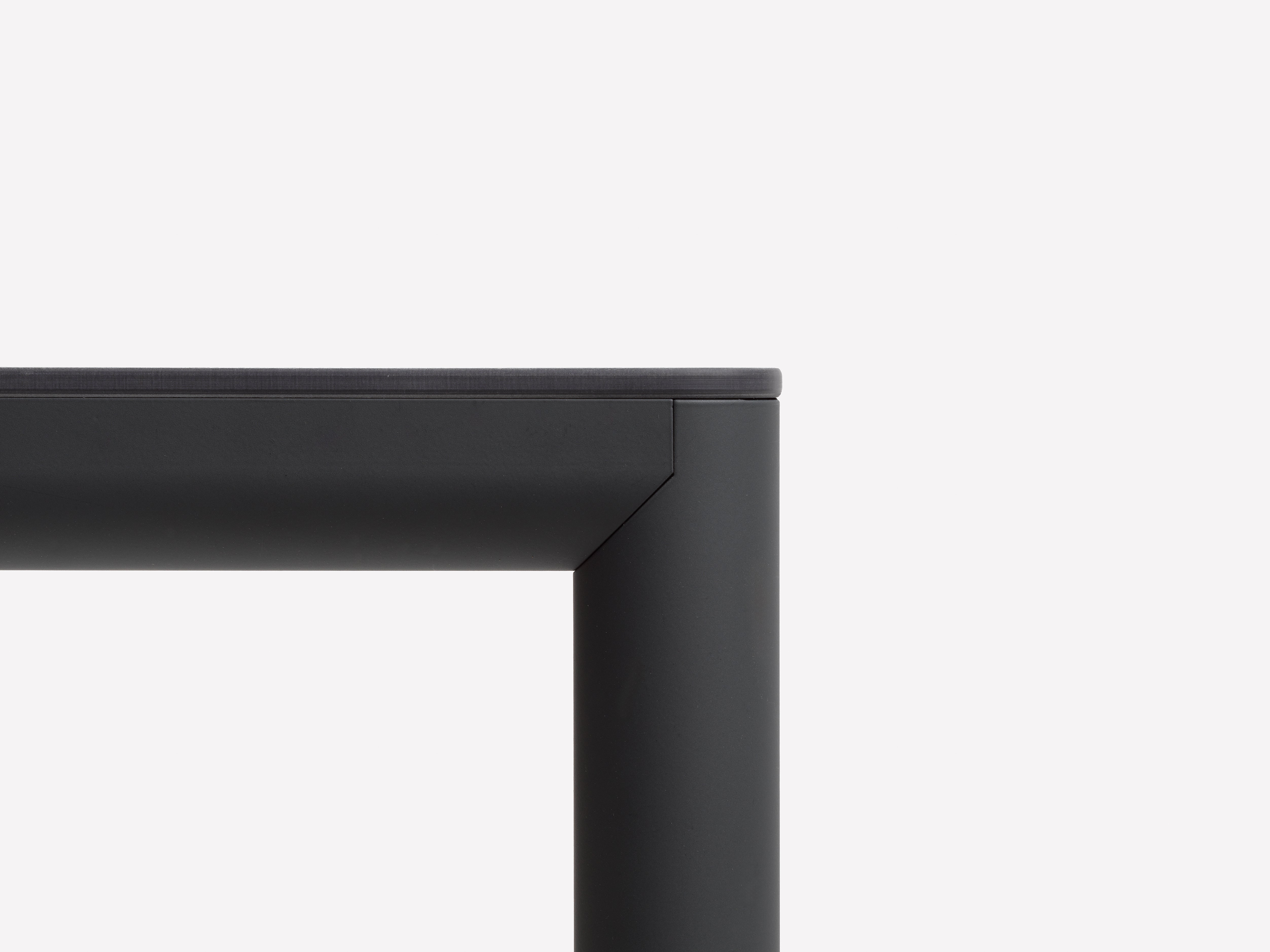 Stół zewnętrzny PIAVE taupe – styl minimalistyczny