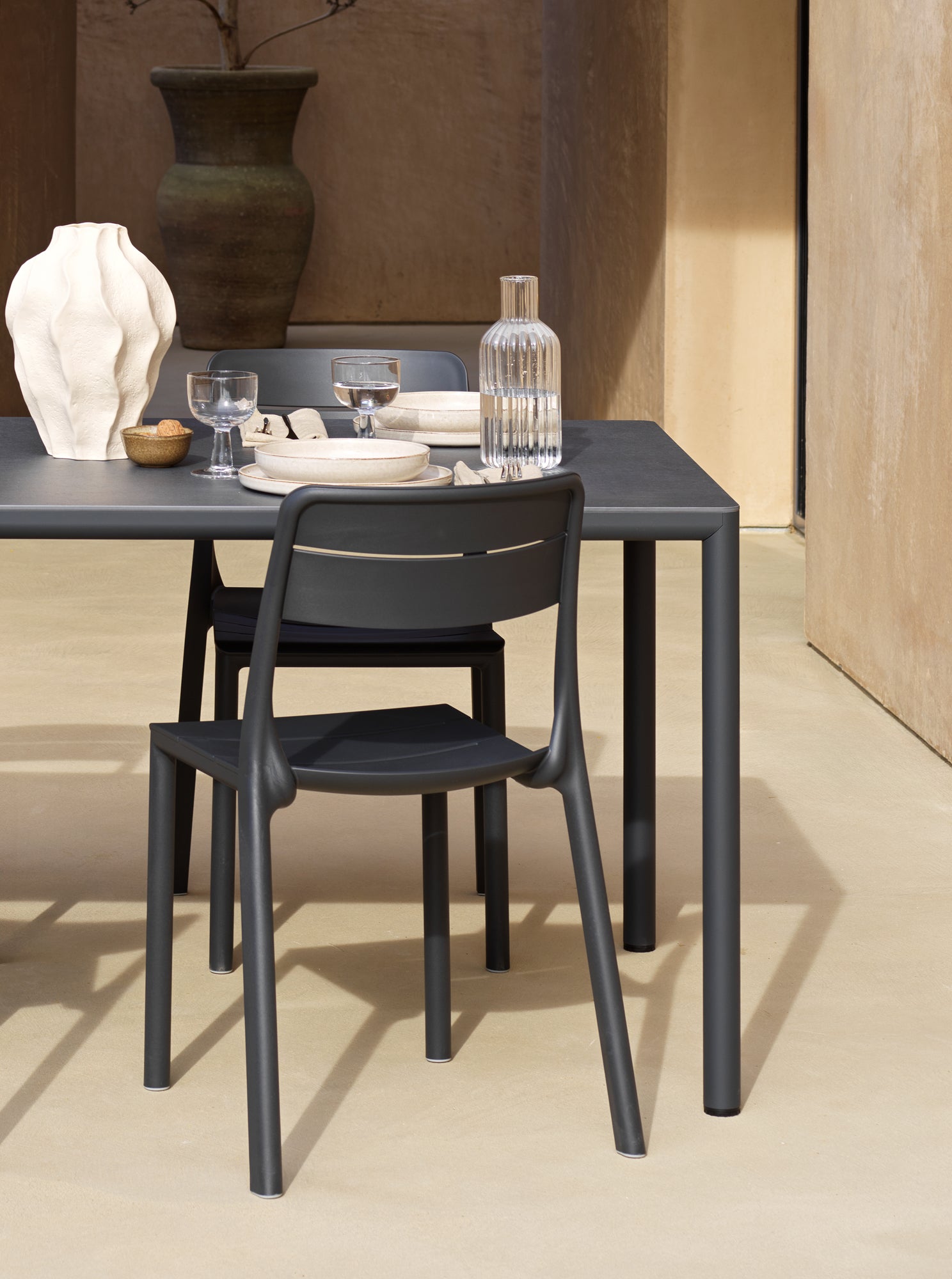 Stół zewnętrzny PIAVE taupe – styl minimalistyczny