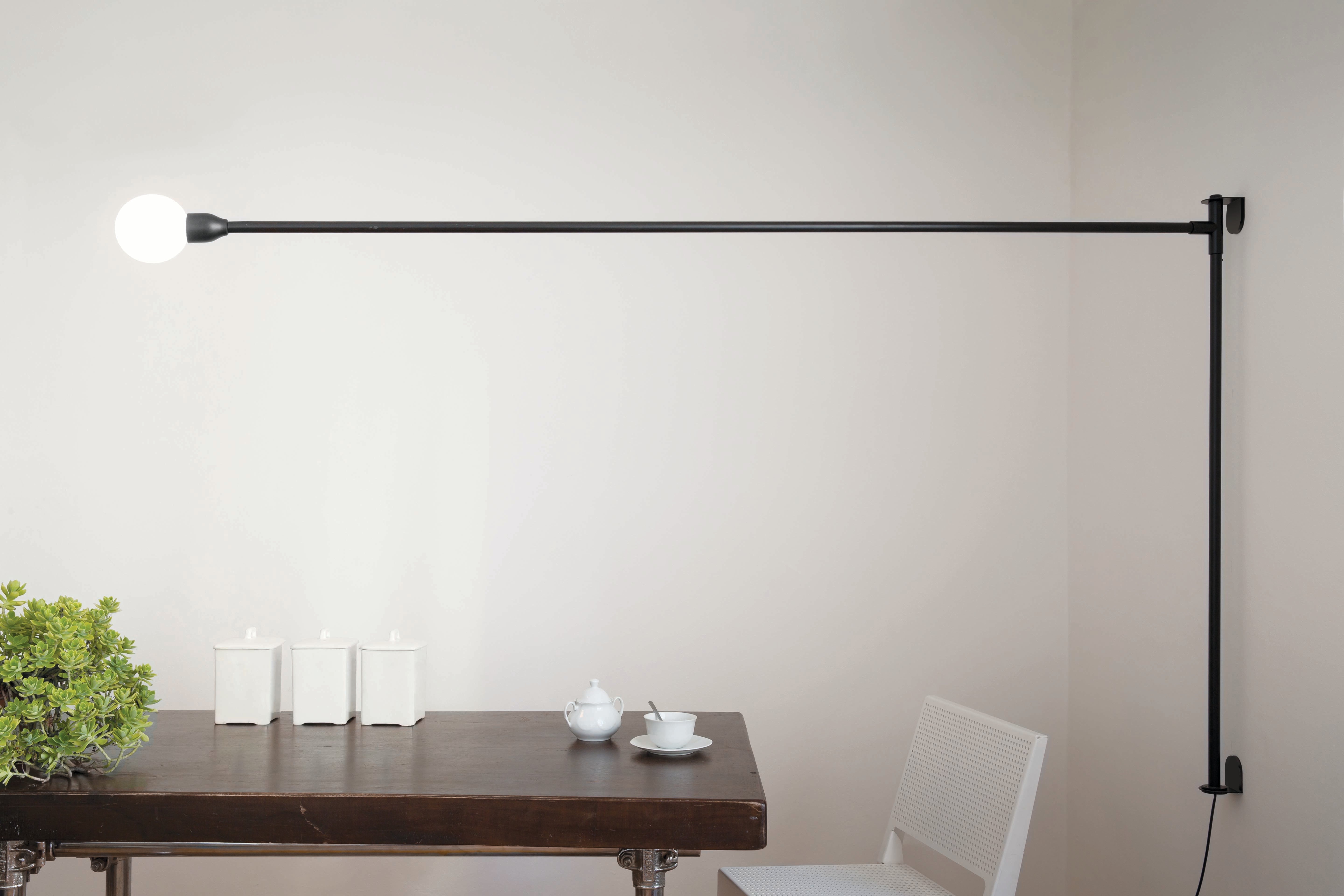 Pivotante black potency wall lamp