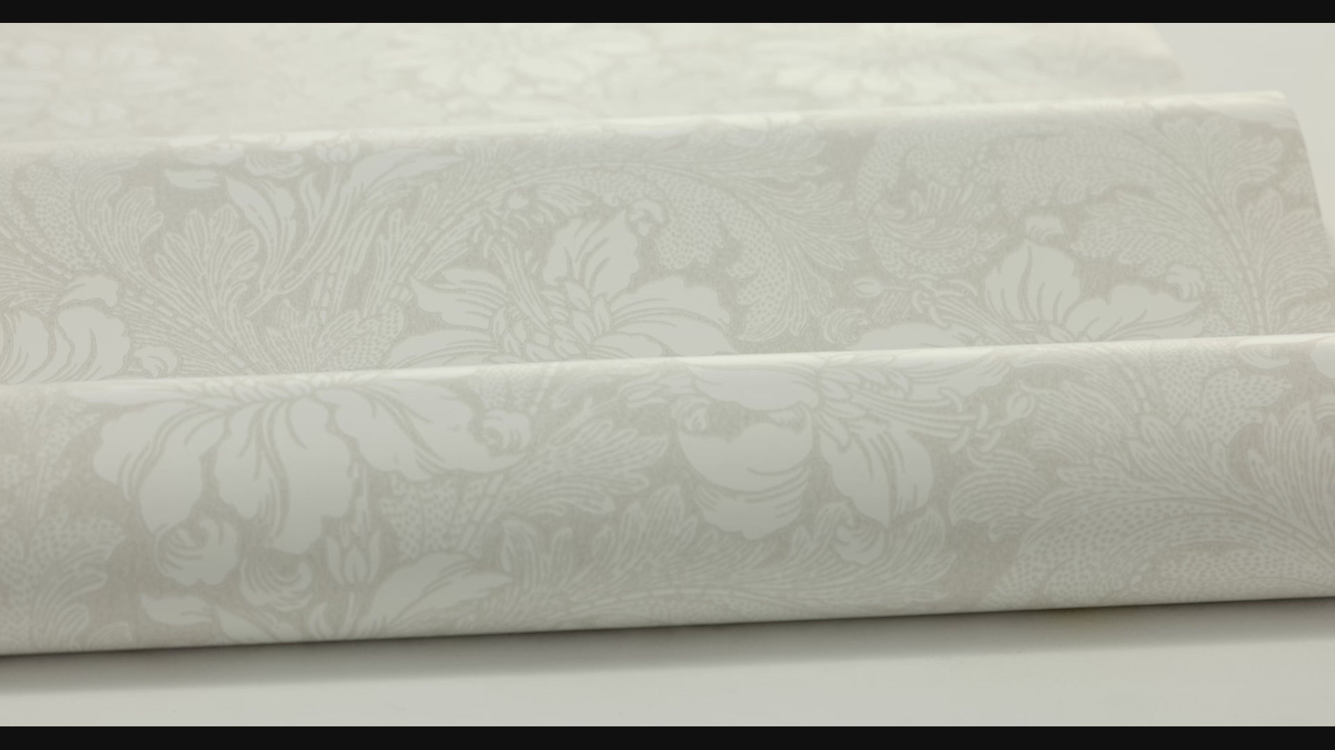 Non-woven paper wallpaper with a plant pattern ACANTHUS light green