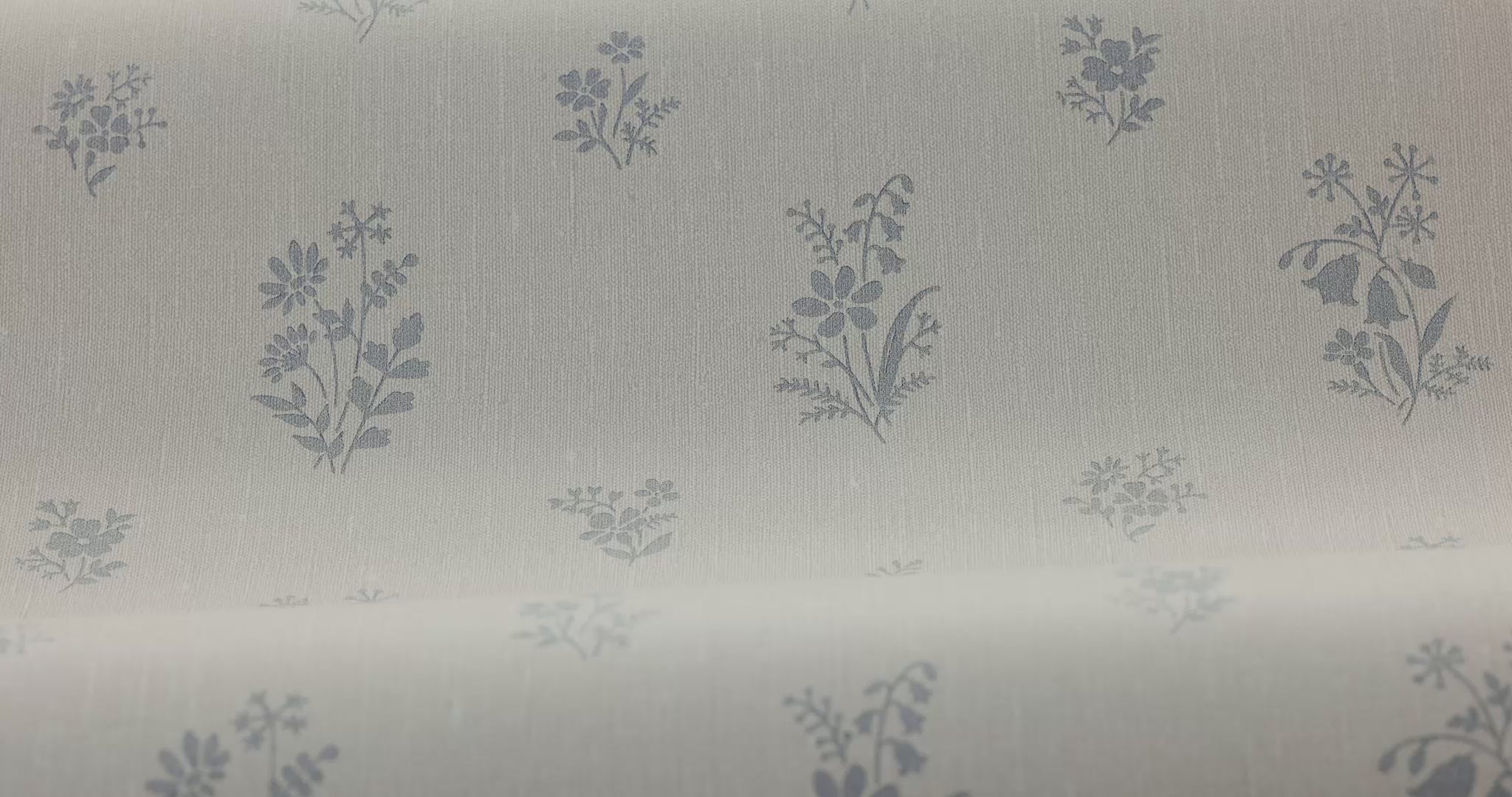 Vlies-Tapete mit pflanzlichem Muster PETIT FLEURS beige mit blauem Akzent