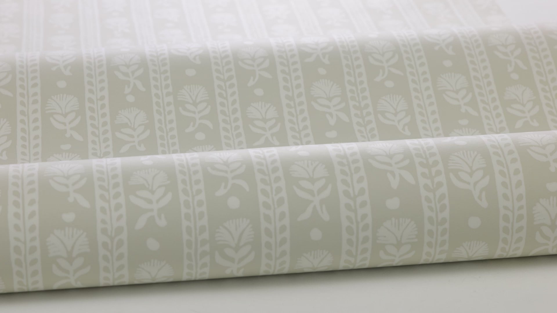 Vlies-Tapete mit pflanzlichem Muster NEJKILERAND beige mit sandfarbenem Hintergrund