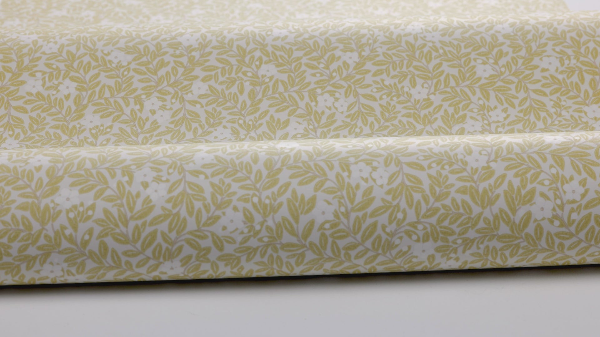 Wallpaper with a floral pattern of flowers and leaves MYRTEN yellow with white