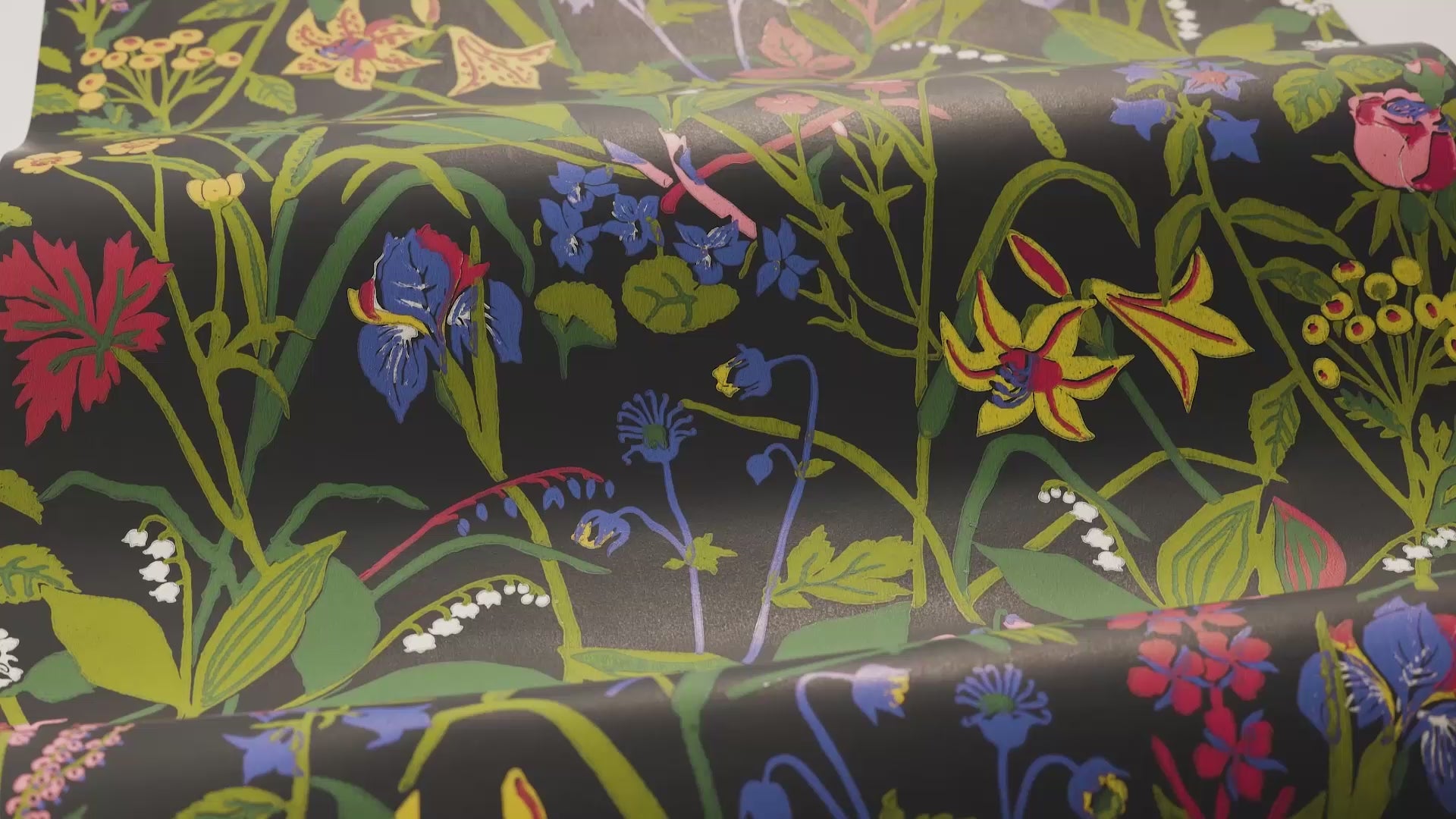 Wallpaper with floral motif of ROS OCH LILJA flowers in black
