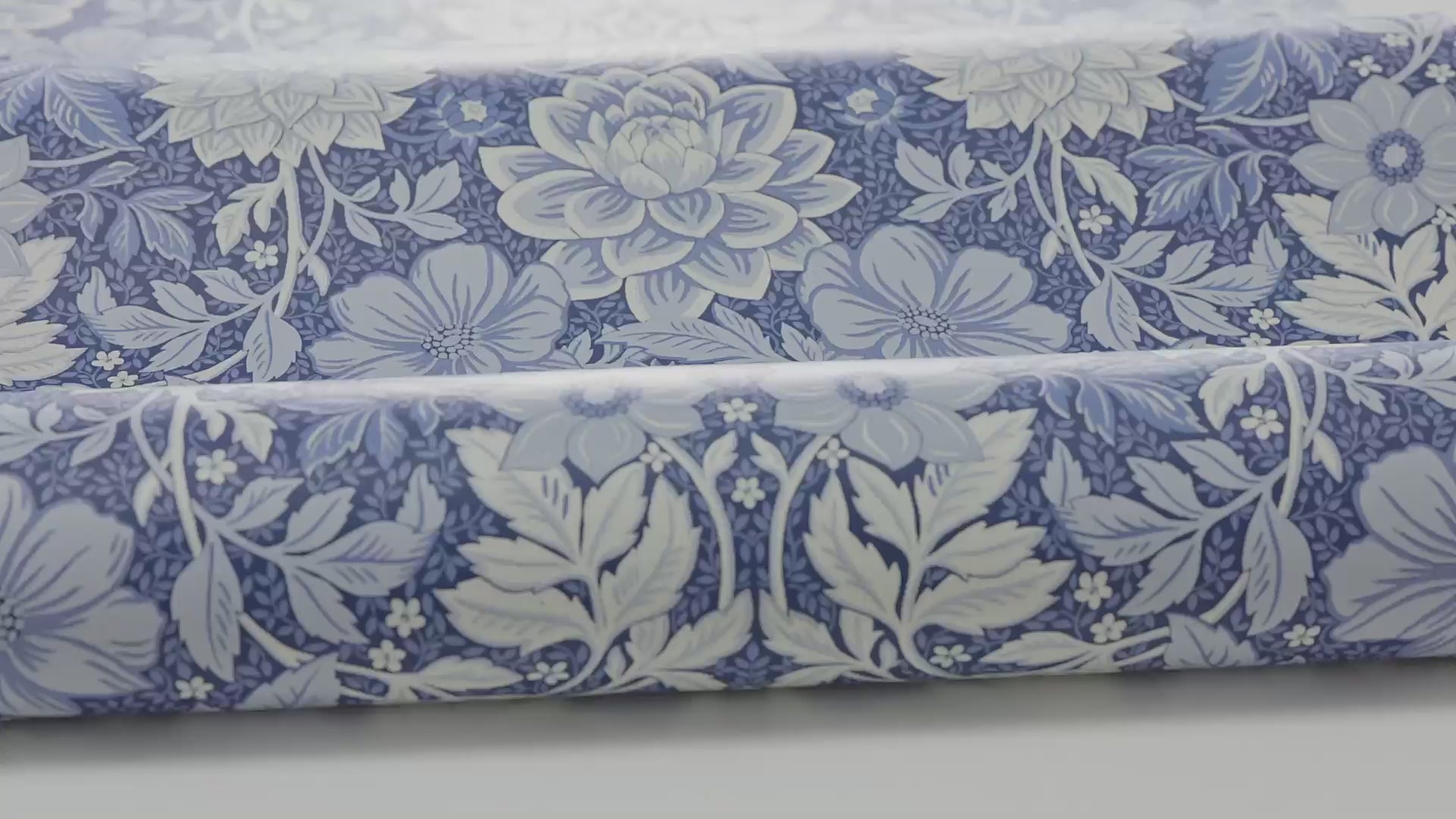 Vlies-Tapete mit pflanzlichem Muster DAHLIA GARDEN blau mit weißem Hintergrund