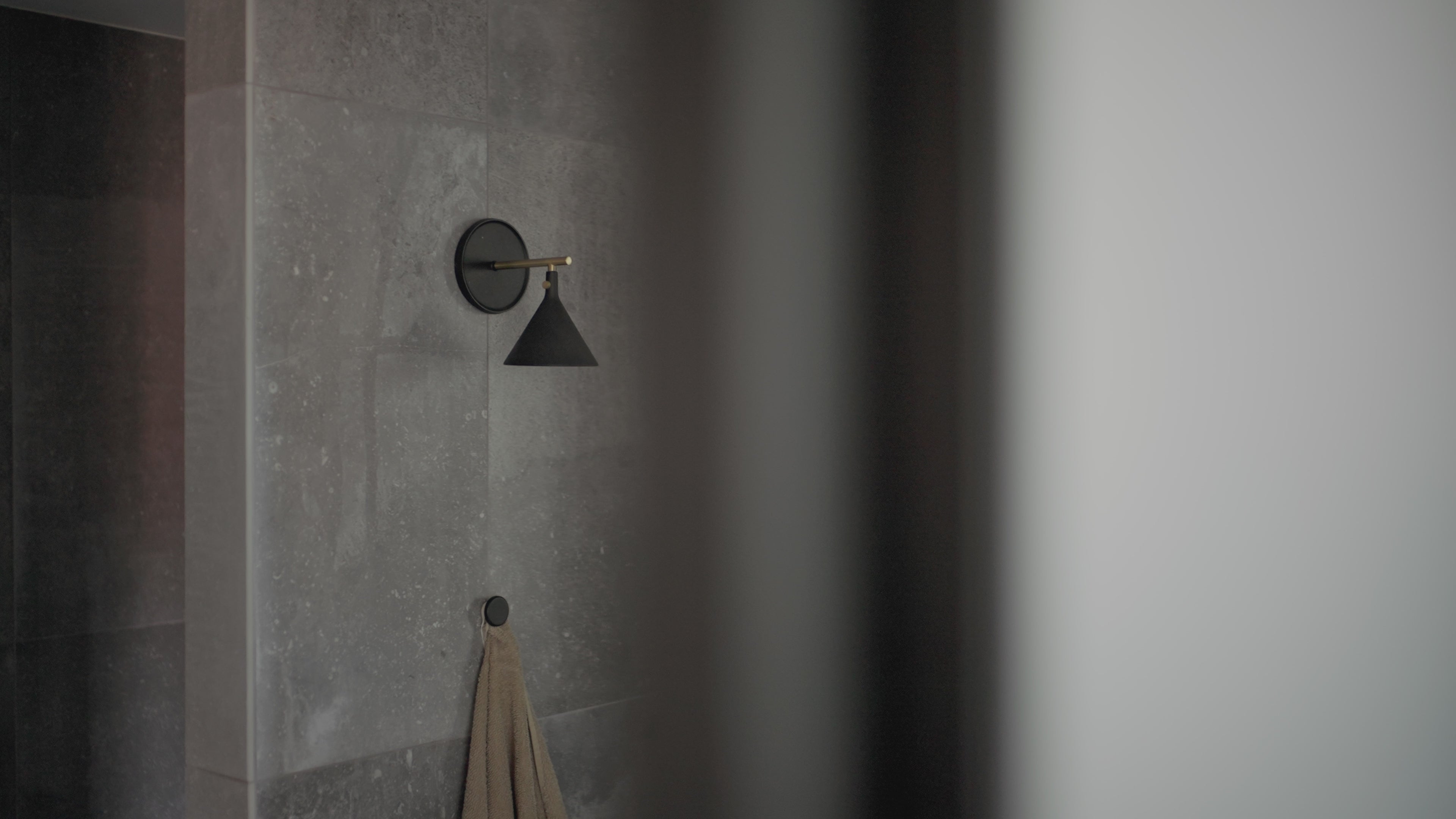 CAST SCOUNCE black wall lamp