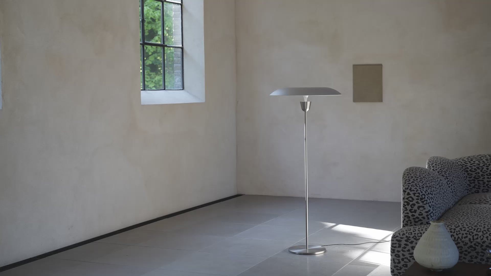 KANTARELL Floor Lamp in Black with White Finish