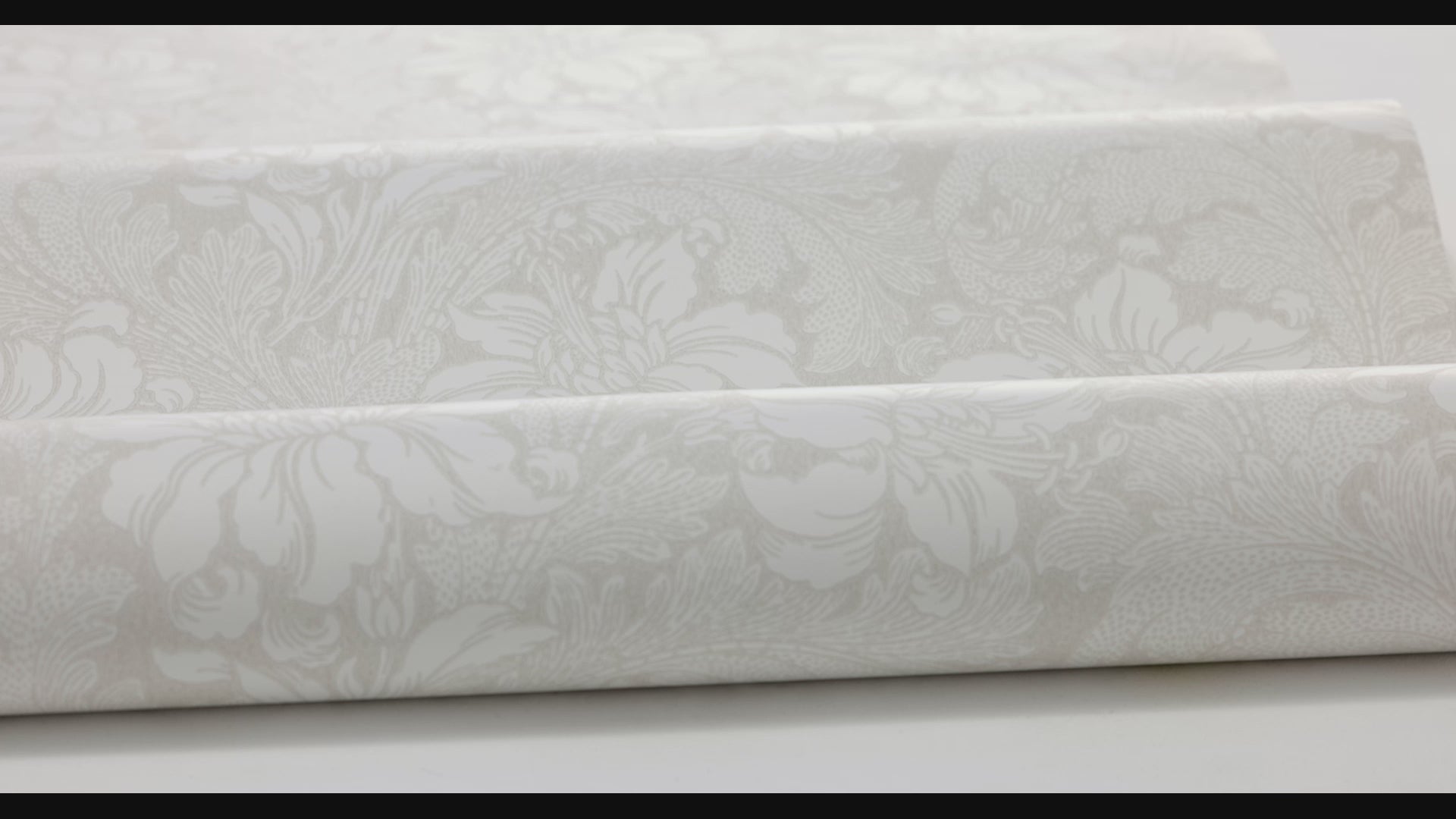 Non-woven paper wallpaper with a plant pattern ACANTHUS in broken white