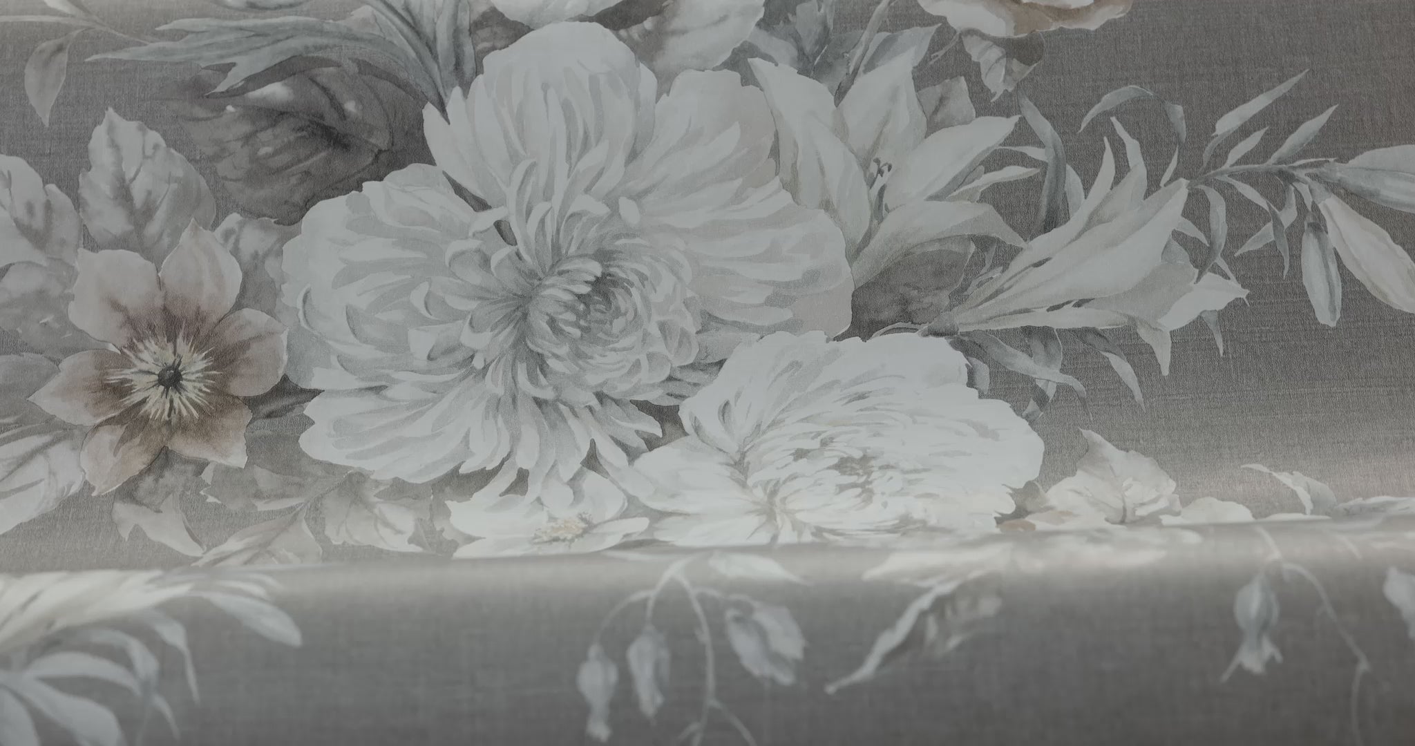 Vlies-Tapete mit pflanzlichem Muster FLORAL CHARM braun mit weißem Hintergrund